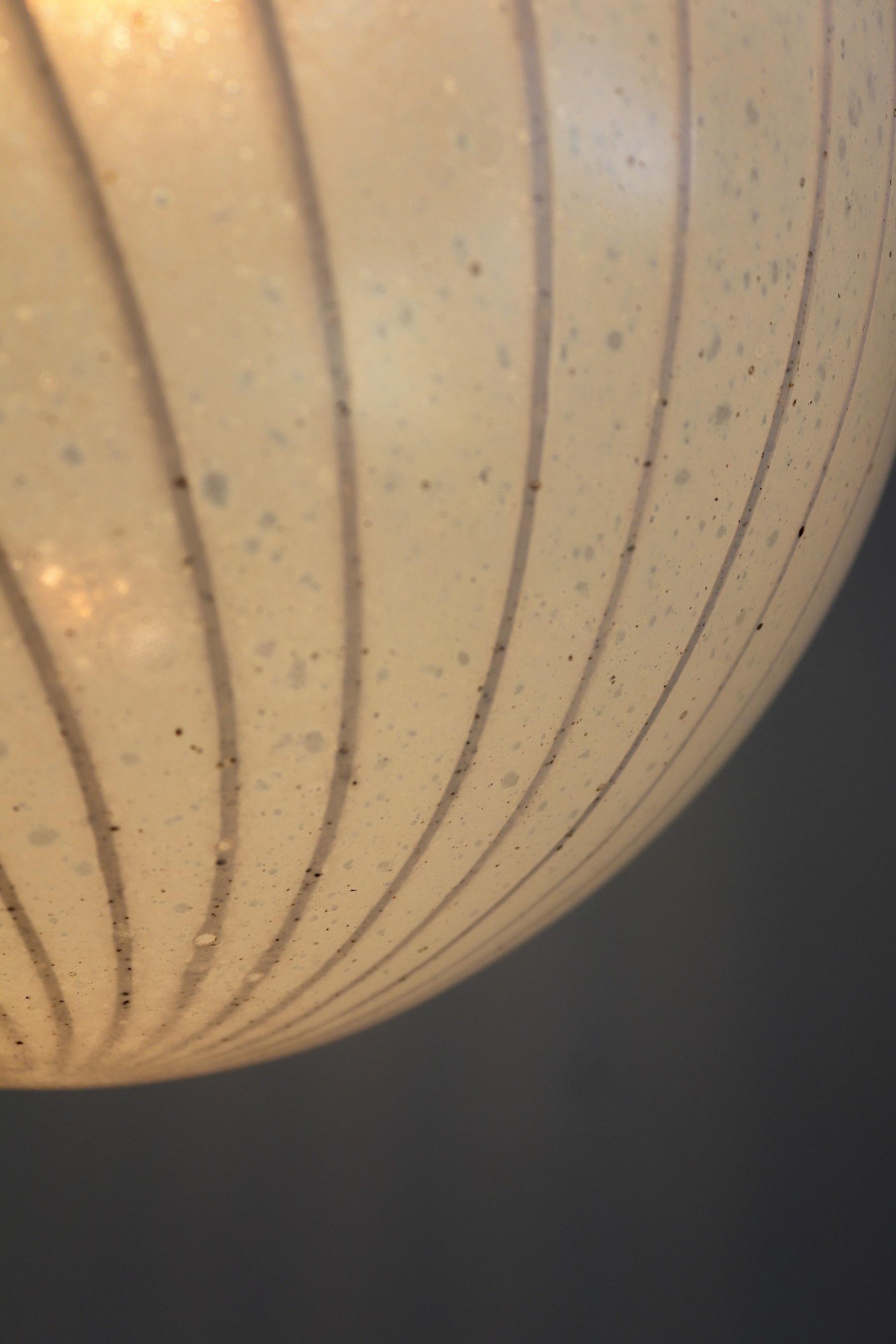 Italienischer Muranoglas-Kugel-Kronleuchter aus der Mitte des Jahrhunderts mit Messingdetails, 60er Jahre im Angebot 6