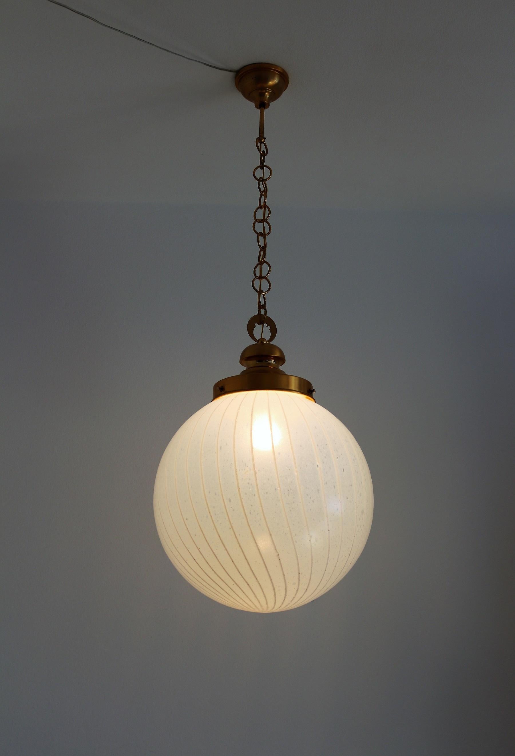 Italian Midcentury Murano Glass Globe Pendant Chandelier with Brass Details, 60s In Good Condition For Sale In Morazzone, Varese