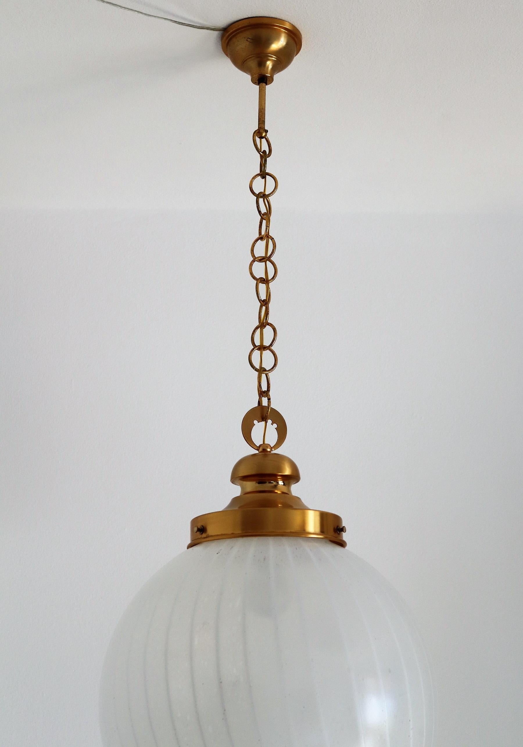 Italian Midcentury Murano Glass Globe Pendant Chandelier with Brass Details, 60s For Sale 2