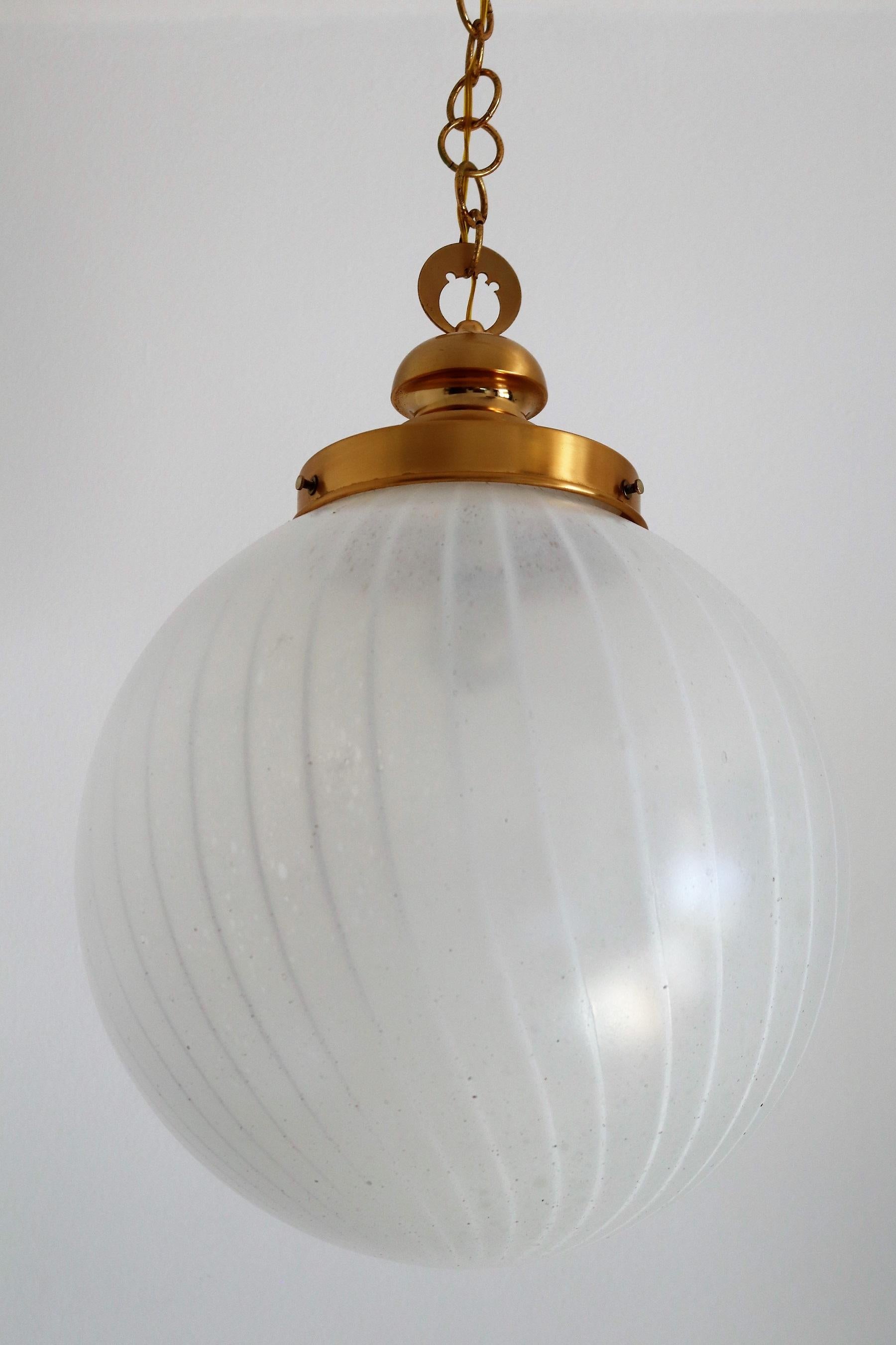 Italian Midcentury Murano Glass Globe Pendant Chandelier with Brass Details, 60s For Sale 3