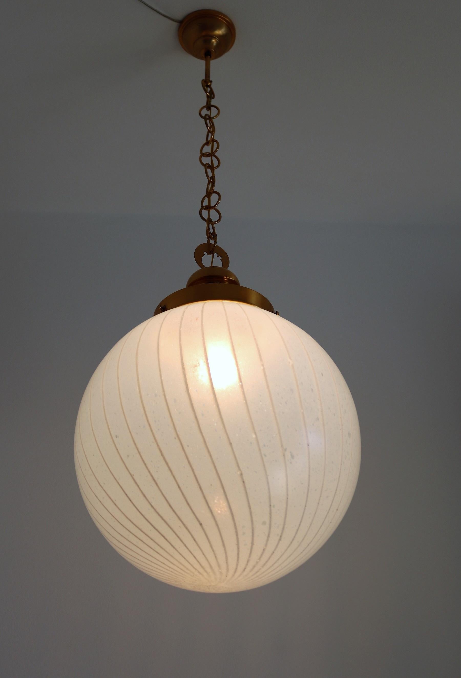 Italian Midcentury Murano Glass Globe Pendant Chandelier with Brass Details, 60s For Sale 4