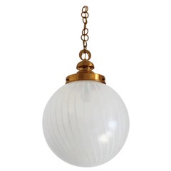 Lampadario a sospensione a globo in vetro di Murano del Medioevo con dettagli in ottone, anni '60