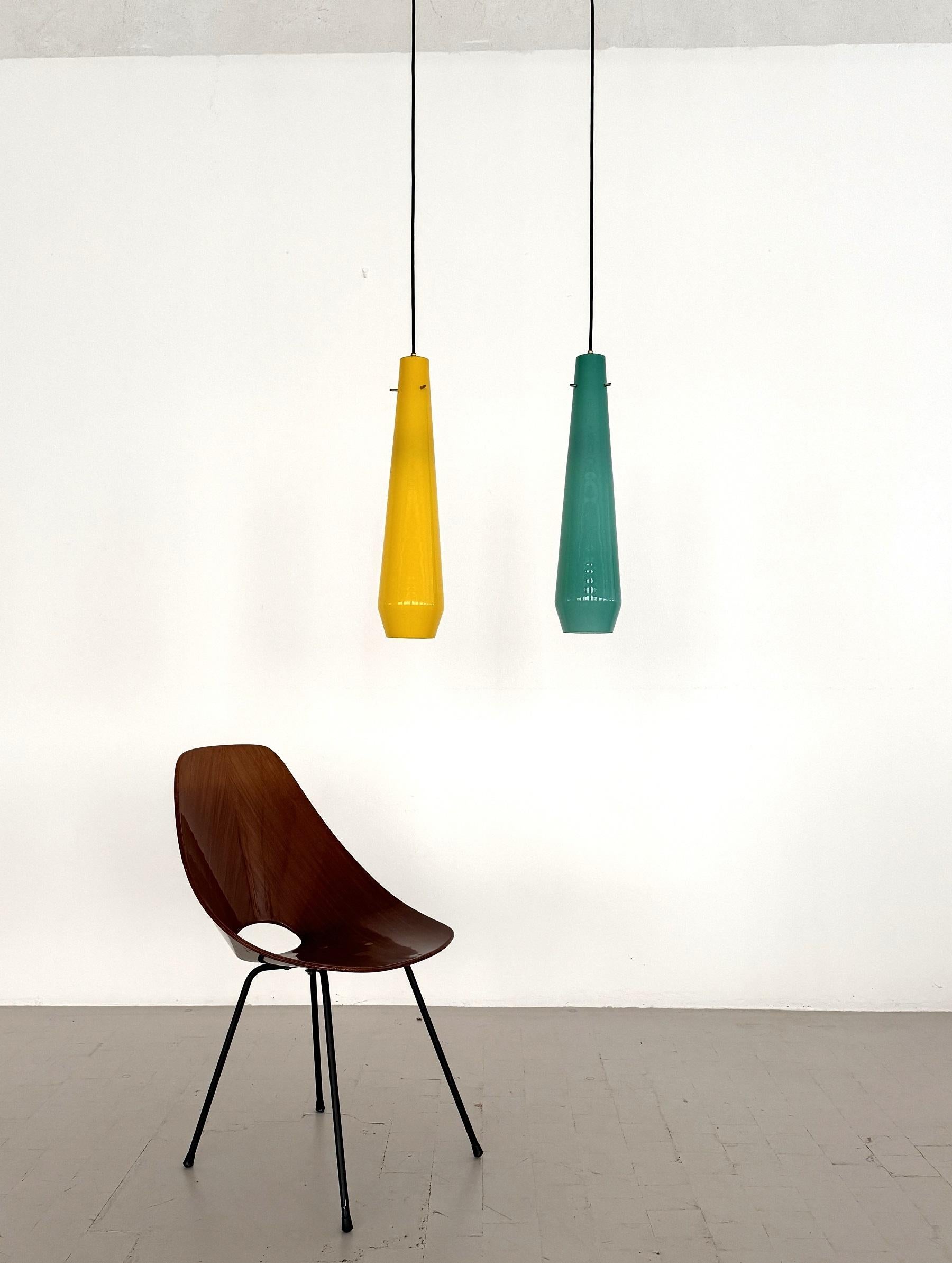 Bellissima coppia di due lampade a sospensione in vetro XL in diversi colori lucidi: verde petrolio e giallo; all'interno dei vetri c'è un secondo strato di vetro bianco.
Realizzato a Murano, in Italia, a metà degli anni '60-'70, tipicamente