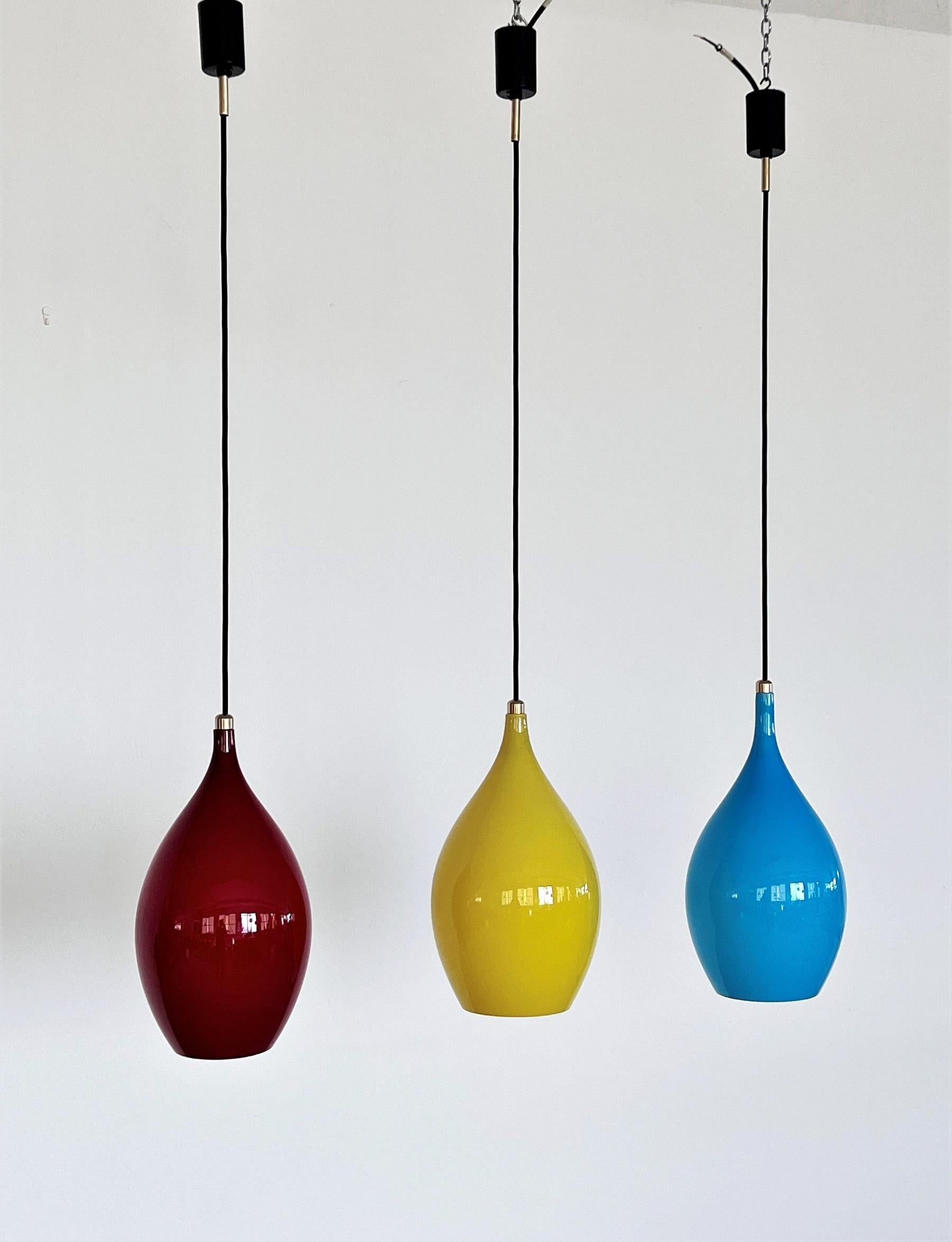 Italian Mid-Century Murano Glass Pendants in Red Blue and Yellow by Vistosi, 70s In Good Condition In Morazzone, Varese