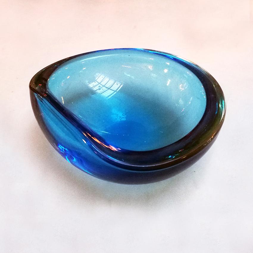 Vaso in vetro di Murano della serie Sommersi, anni '50, italiano, metà del secolo scorso
Vaso della serie I Sommersi, in vetro di Murano, pezzi unici di una manifattura eccezionale
Questa fantastica serie di vasi in vetro di Murano con varie
