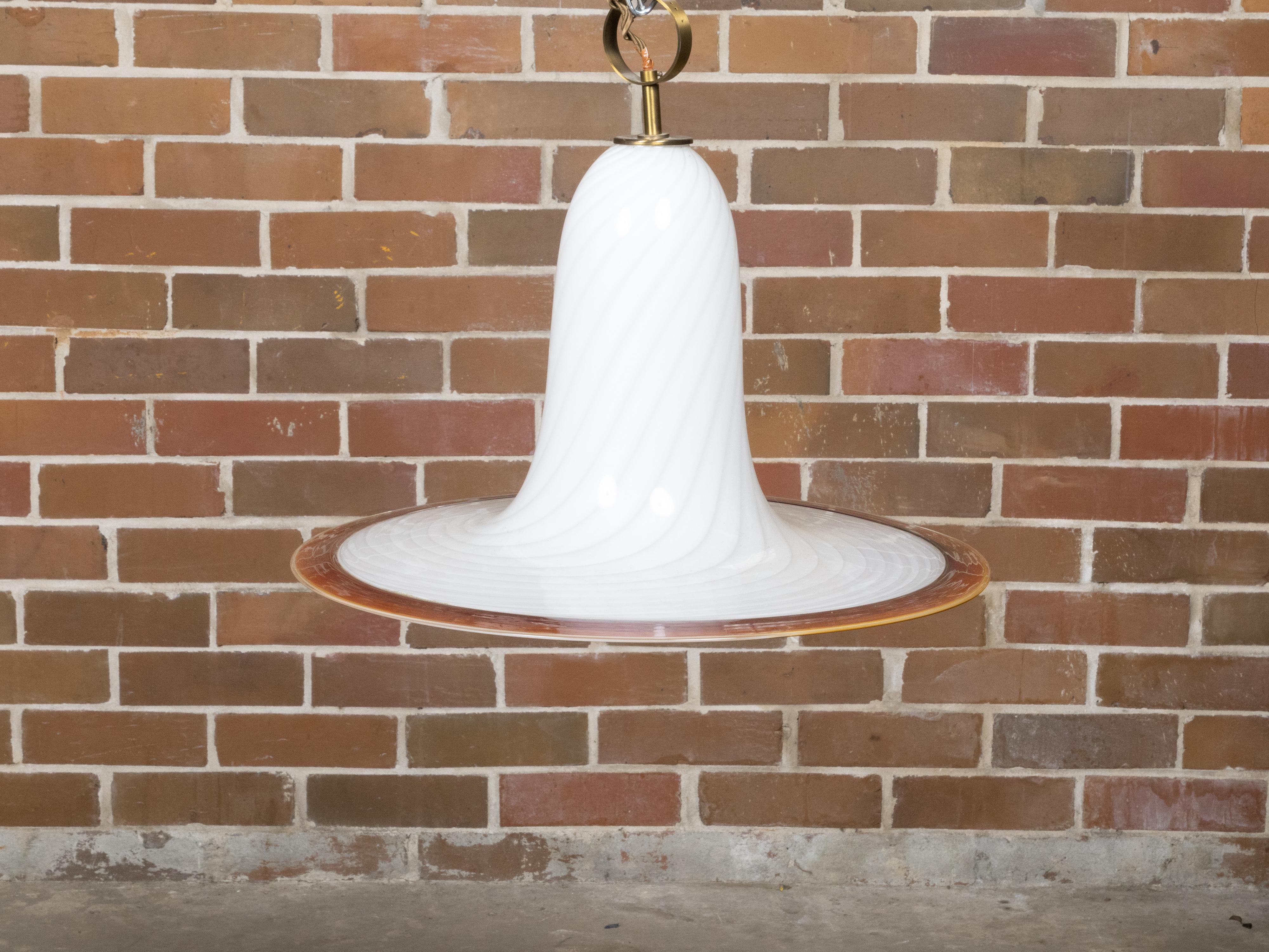 Luminaire en verre italien de Murano en forme de campanule de couleur blanche, datant de la période du milieu du siècle dernier, avec une seule prise et des motifs tournoyants. Fabriqué à la main en Italie au milieu du XXe siècle, cet exquis