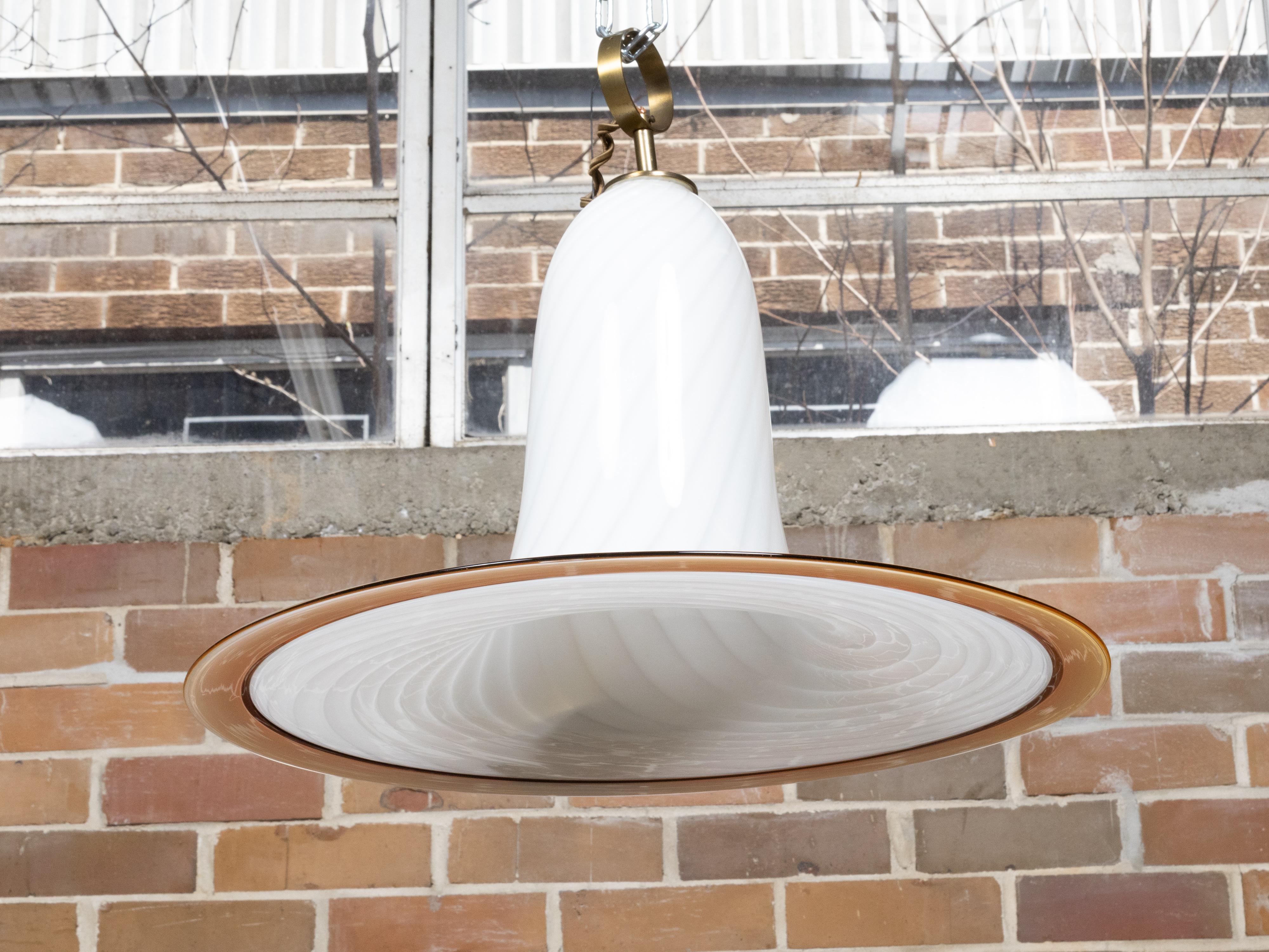 italien Luminaire blanc en verre de Murano du milieu du siècle avec motifs Whiting, câblé en vente