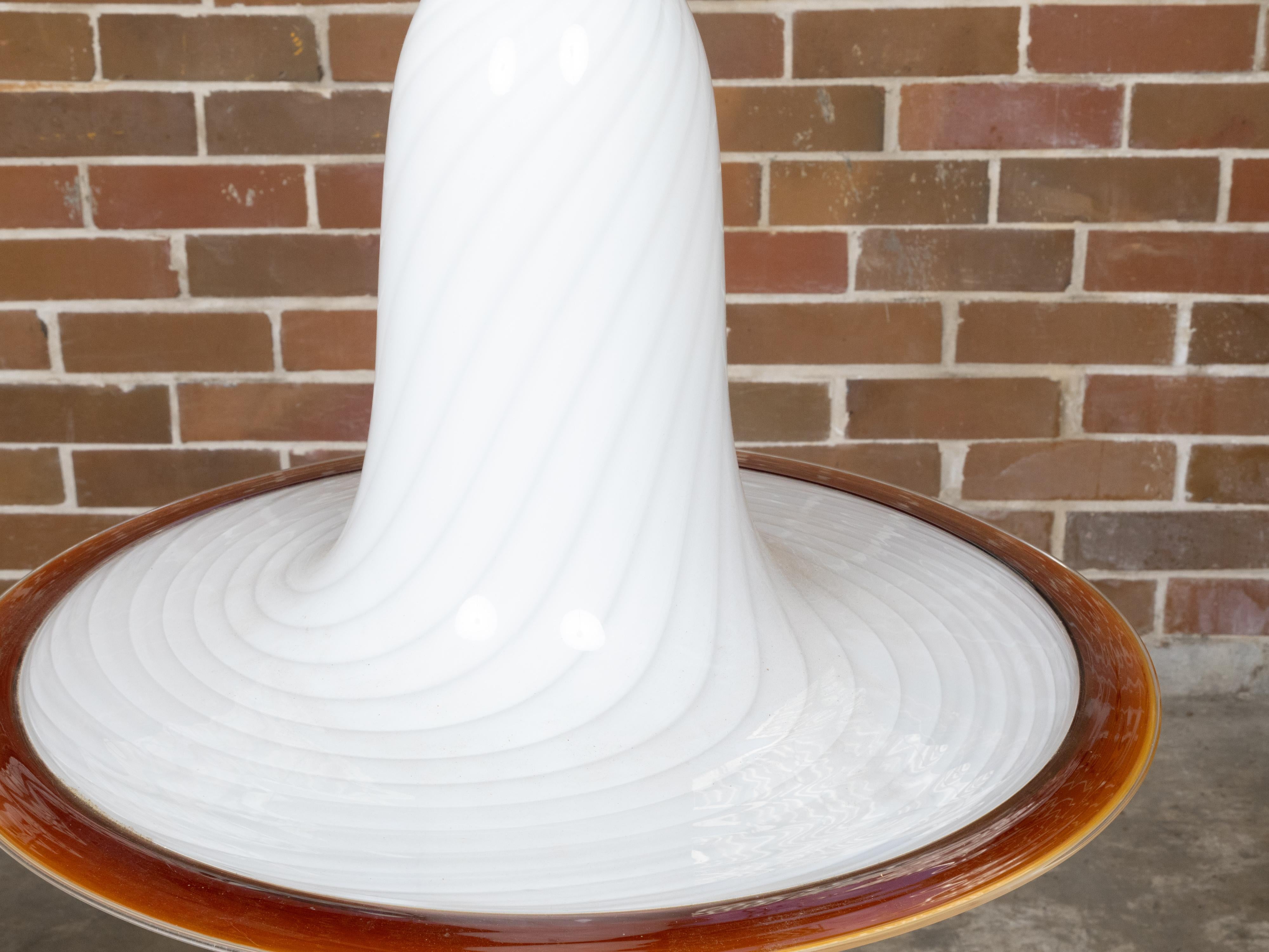 20ième siècle Luminaire blanc en verre de Murano du milieu du siècle avec motifs Whiting, câblé en vente