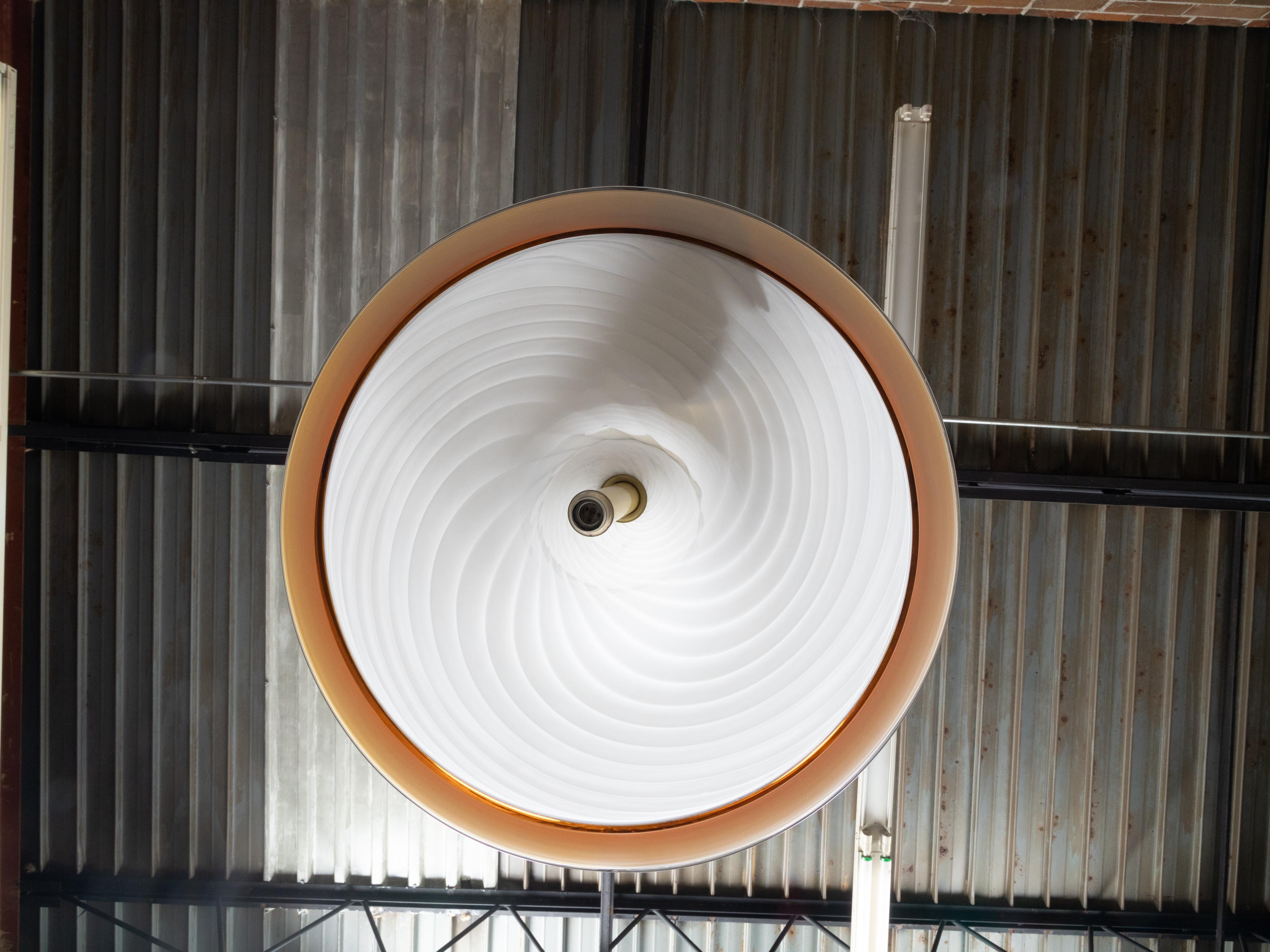 Luminaire blanc en verre de Murano du milieu du siècle avec motifs Whiting, câblé en vente 1
