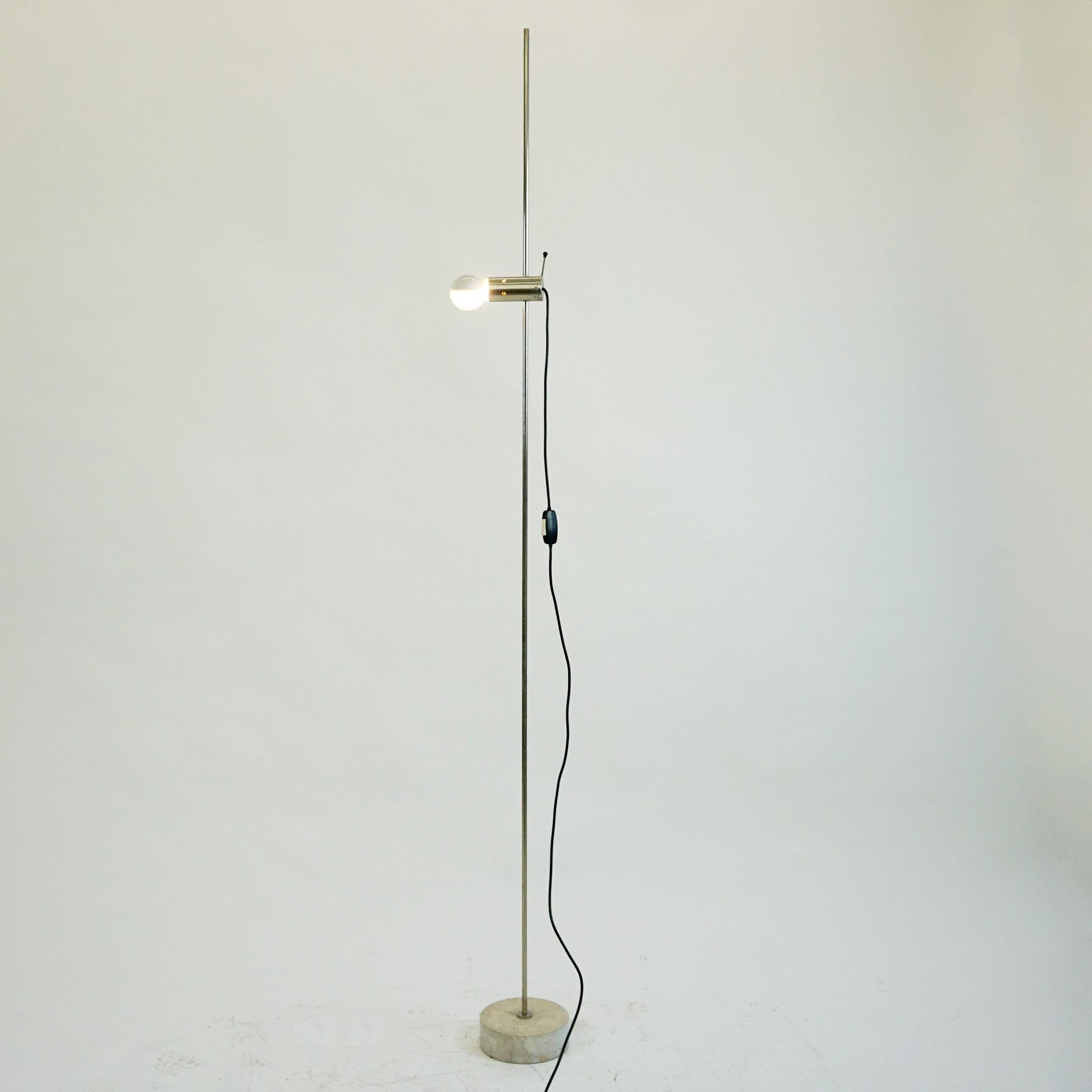 The Model 387 floor lamp by Tito Agnoli for Oluce, Italy, was designed in 1954. Early edition, featuring a nickel-plated steel pole with original Cornalux ‘hammerhead’ light bulb on a travertine base. The height of the reflector can be adjusted
A