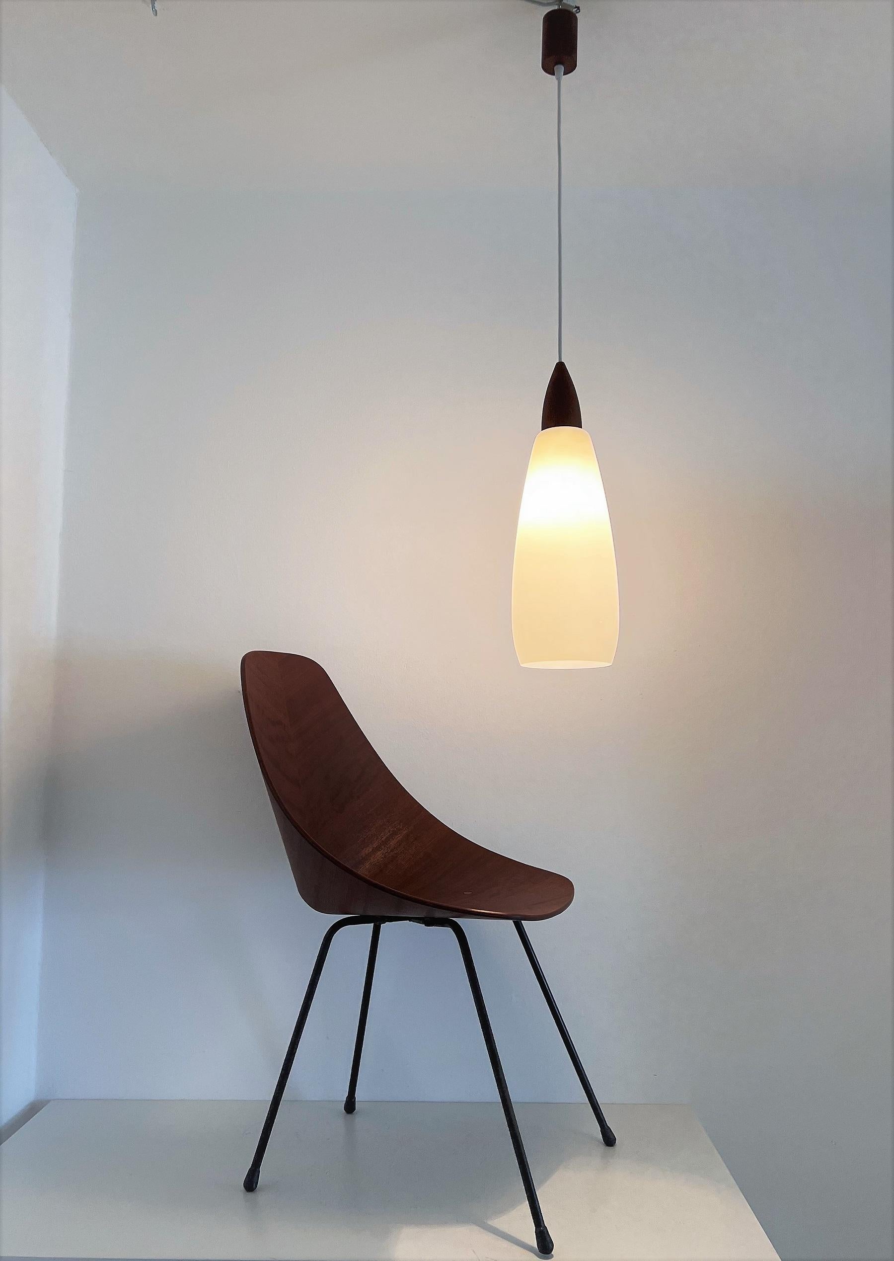 Mid-Century Modern Lampe à suspension de style nordique italien du milieu du siècle dernier en teck et verre dépoli, années 1960 en vente
