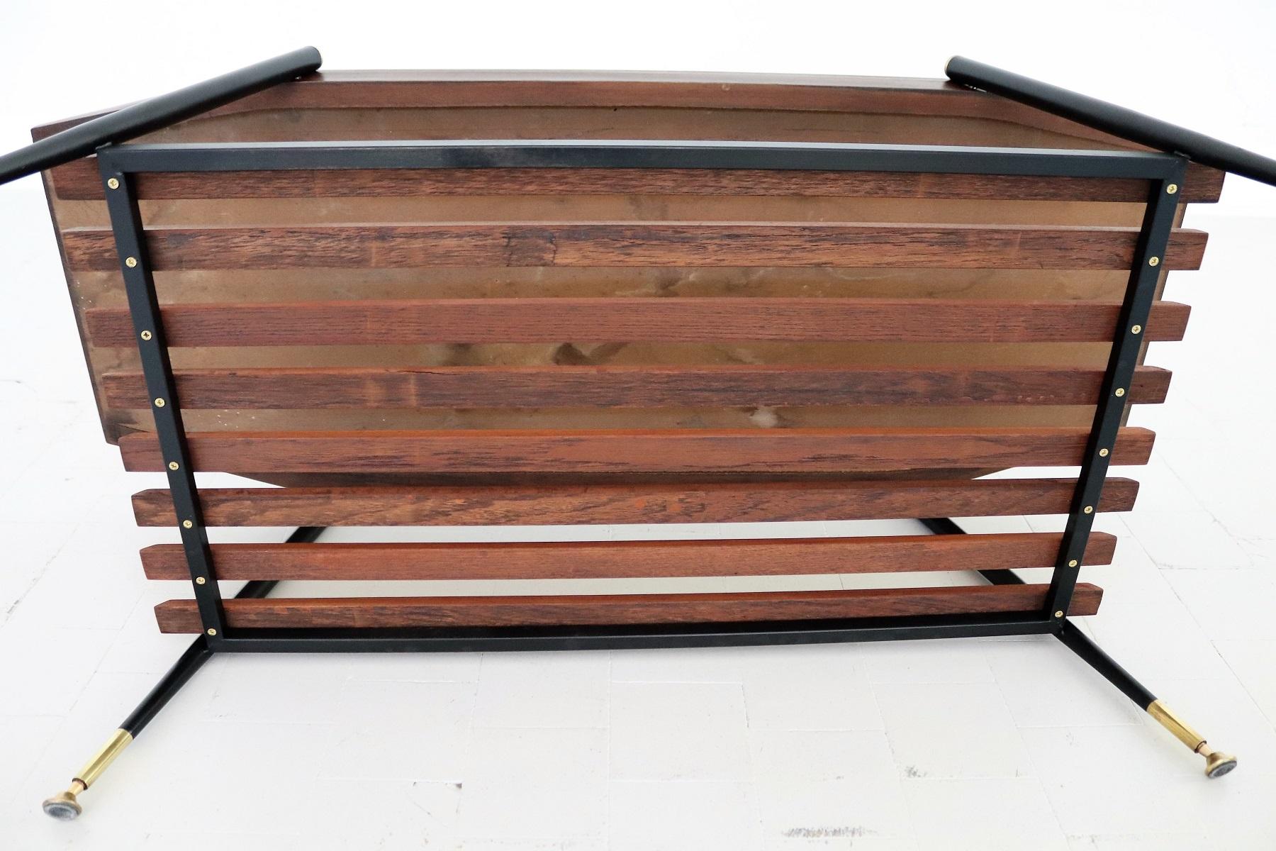 Italian Midcentury Octagonal Coffee Table in Mahogany Veneer with Brass Details For Sale 7