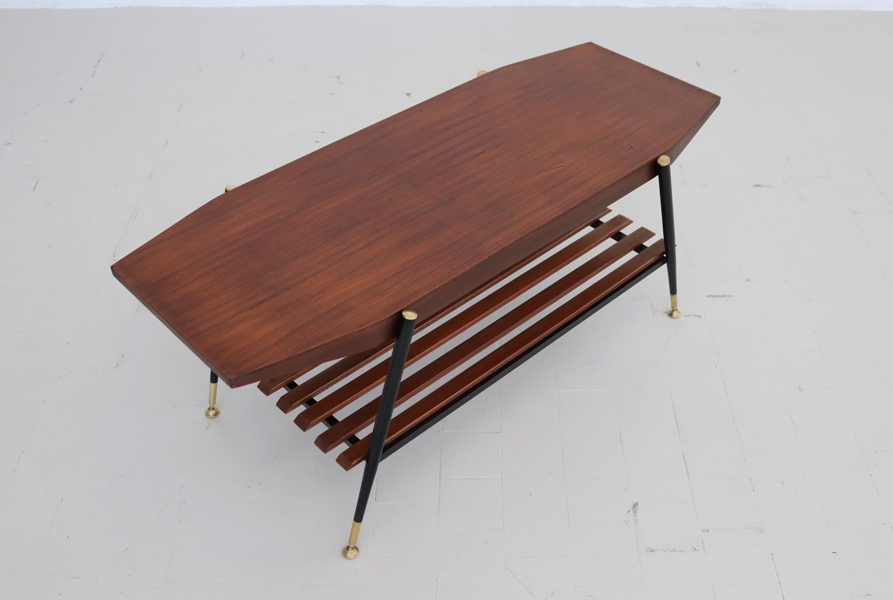 Italian Midcentury Octagonal Coffee Table in Mahogany Veneer with Brass Details In Good Condition For Sale In Morazzone, Varese