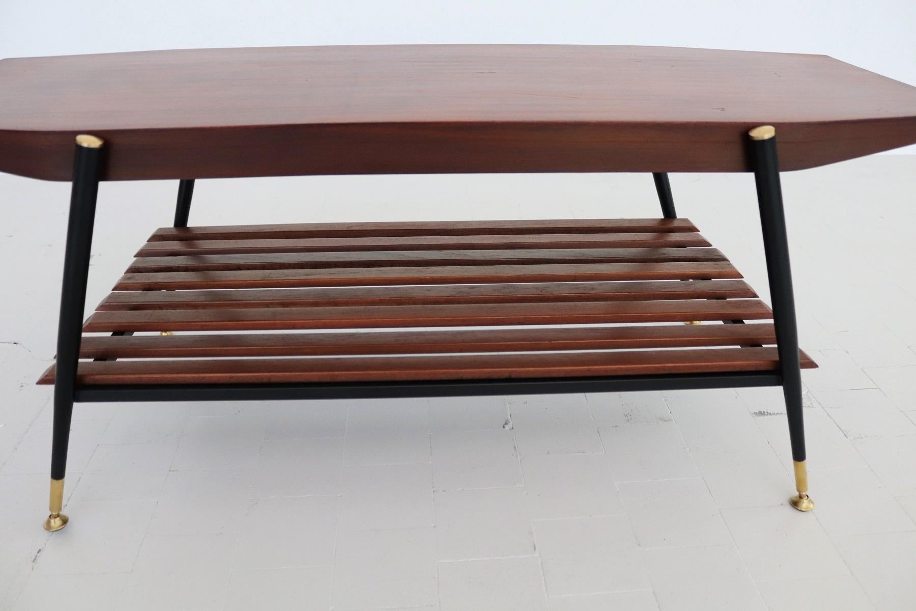 Italian Midcentury Octagonal Coffee Table in Mahogany Veneer with Brass Details For Sale 3