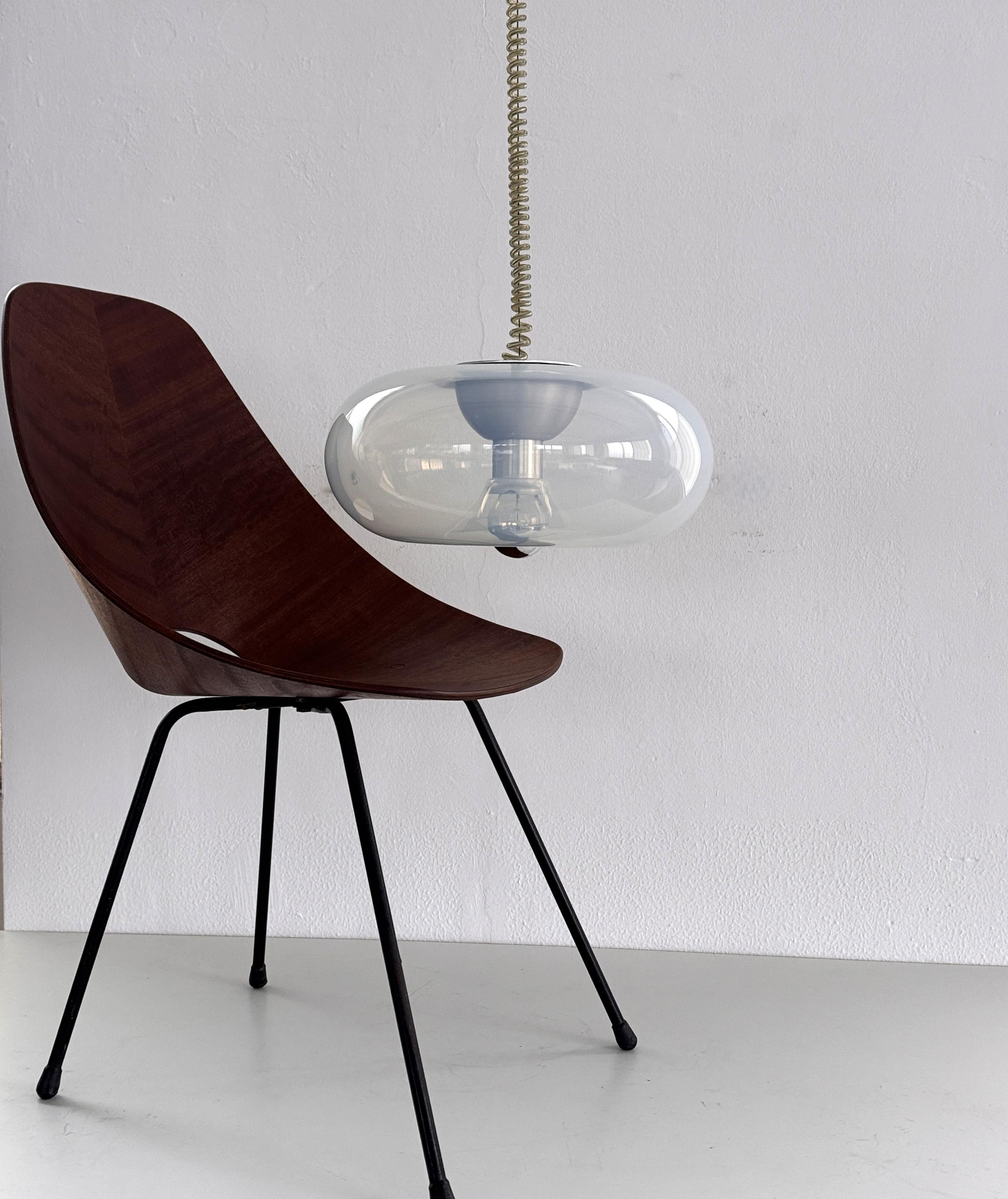 Lampe suspendue en opaline MEDUSA par Carlo Nason pour Leucos, 1970

Belle et brillante lampe suspendue soufflée à la main en verre transparent Murano Opaline avec effet de verre bleu clair avec support de lampe interne en aluminium.
Avec fil de fer