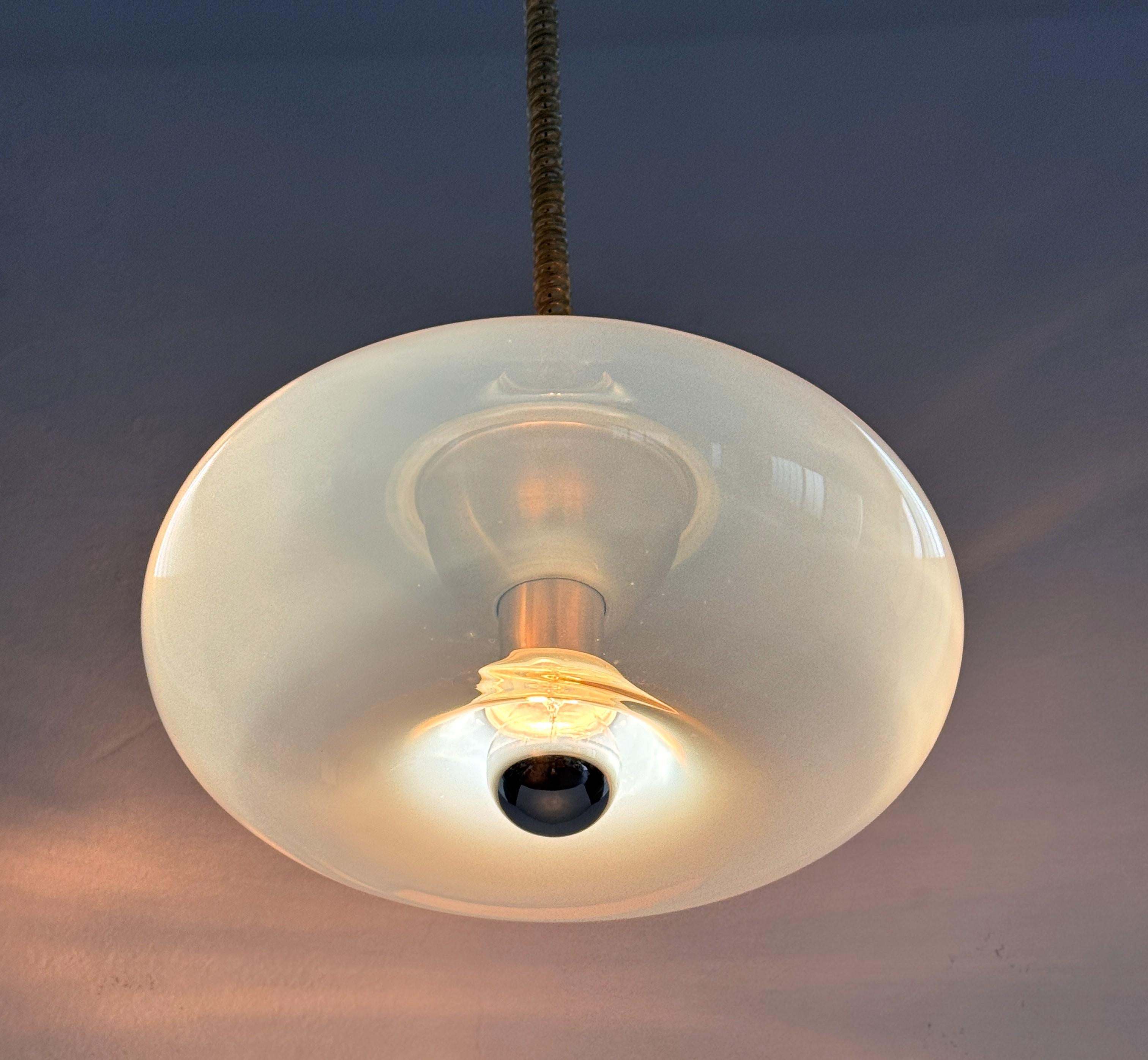Fin du 20e siècle Lampe suspendue en opaline MEDUSA par Carlo Nason pour Leucos, 1970 en vente