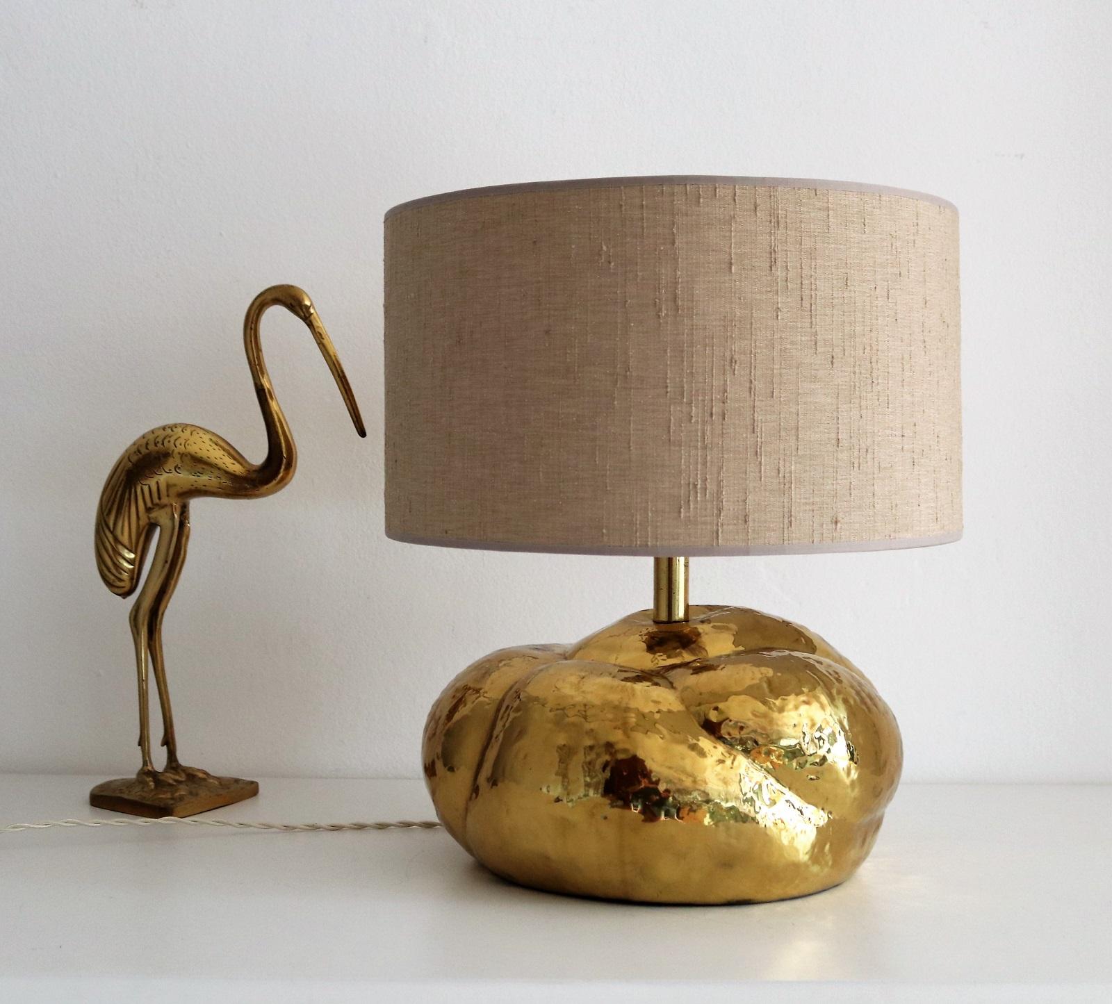 Gorgeous brass table lamp, handmade by artisan in the 1950s, made in Italy.
This beautiful lamp has the shape of a real big organic pumpkin and is made of shiny brass with partly beautiful patina and some darker spots.
The lamp have been revised