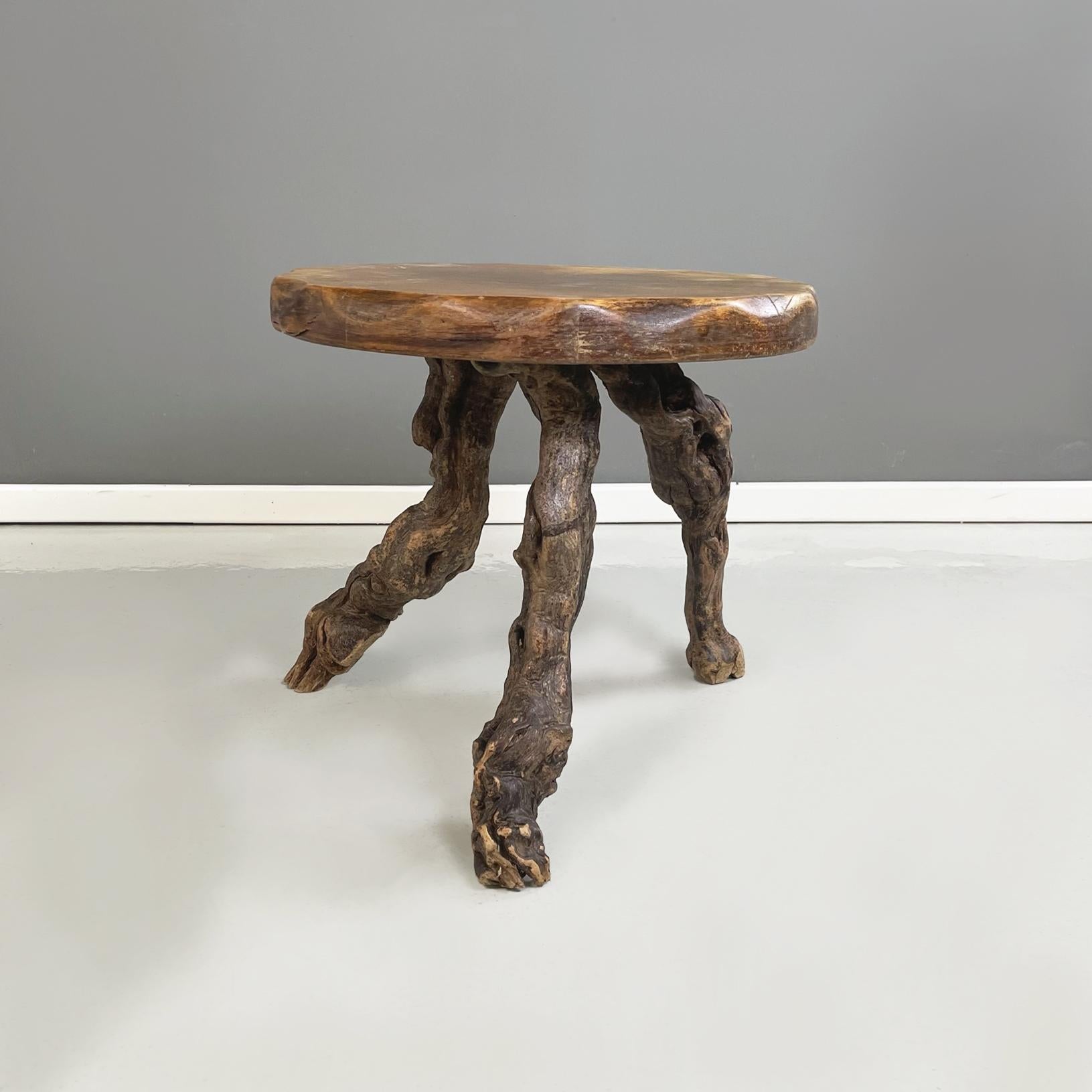 Italian mid-century modern organic Rustic round coffee table in wood and branches, 1950s
Rustic coffee table with a round top with a wavy profile, in wood. The three legs are thick, gnarled branches. Belonging to organic design. It can also be used
