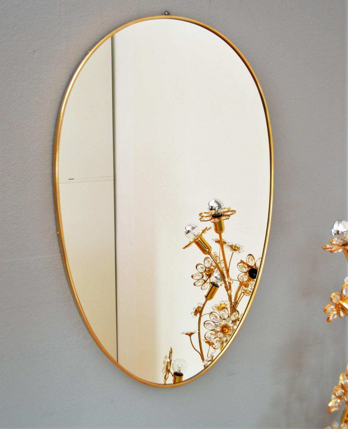 Beautiful Italian crystal glass mirror with shiny full brass frame in elegant oval form.
Made in the 1950s.
The brass have been completely polished and is very shiny, in excellent condition.
The mirror is in excellent condition a part only a