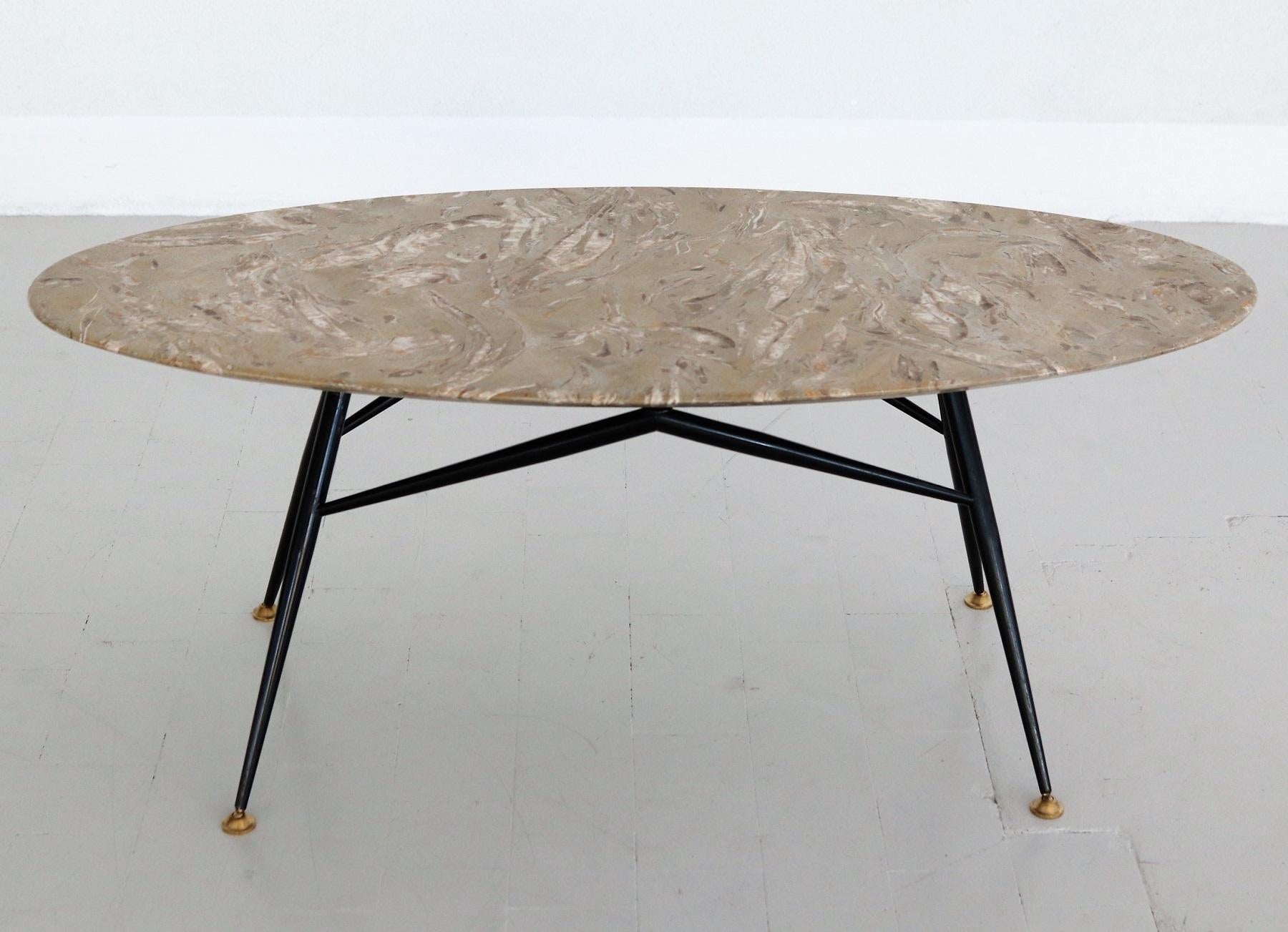 Italian Midcentury Oval Coffee Table with Marble Top and Brass Tips, 1950s In Good Condition In Morazzone, Varese