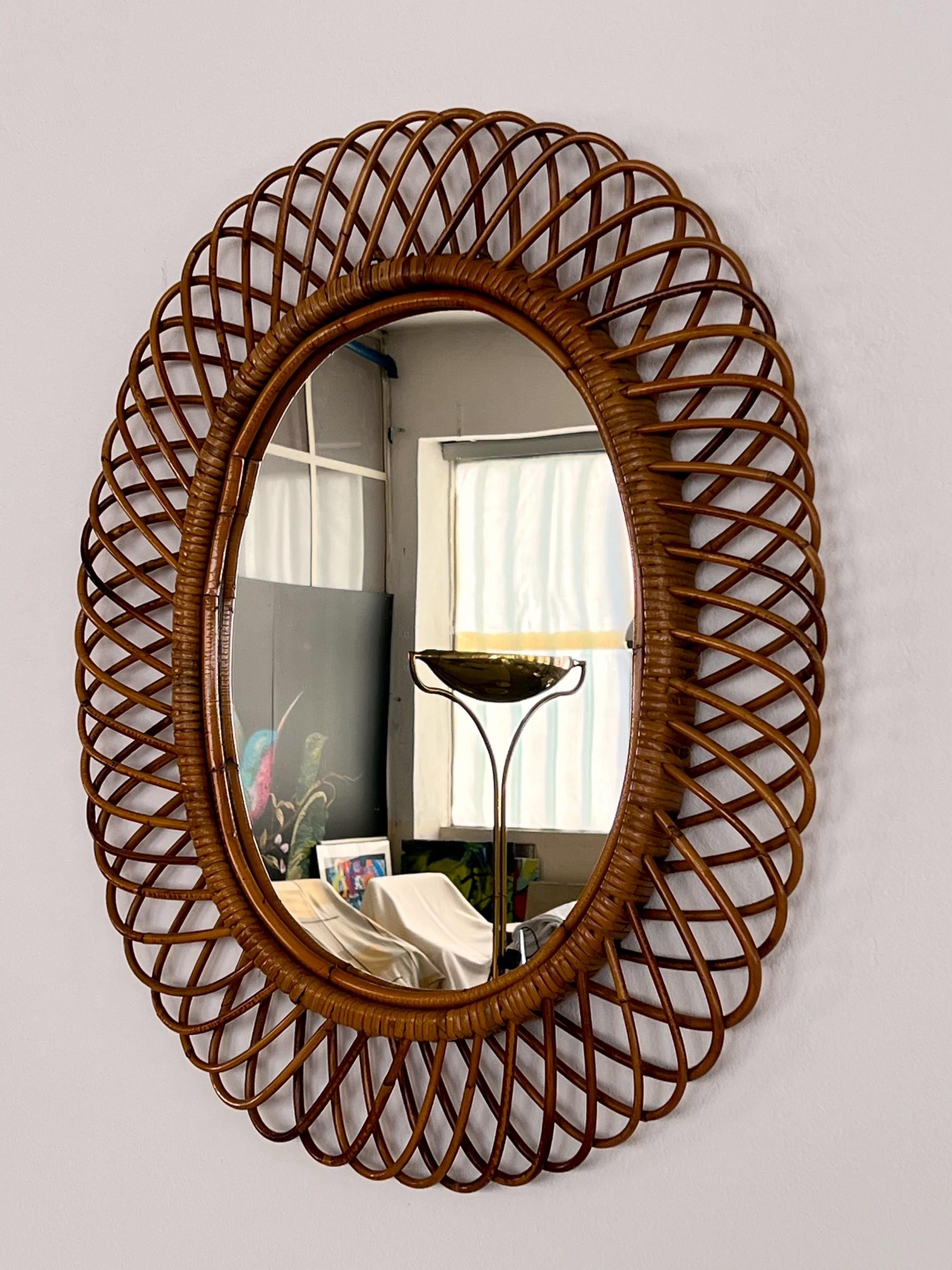 Magnifique miroir mural organique italien qui présente un grand cadre ovale en rotin avec écorce.
Le miroir est fabriqué en Italie, typiquement pour les années 1960, dans le style de Franco Albini.
Le verre du miroir est en très bon état avec des