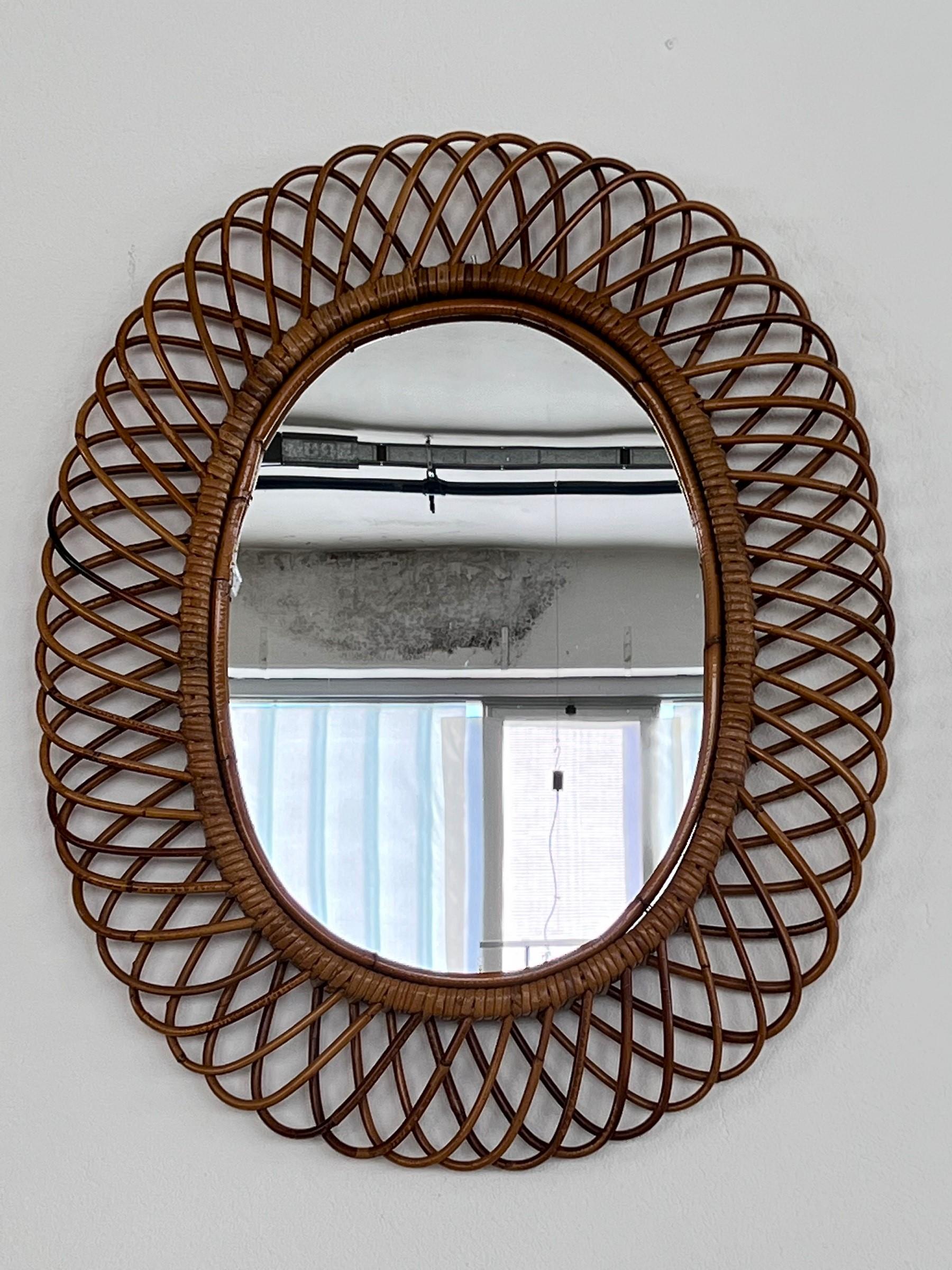 Italian Midcentury Oval Wall Mirror With Bamboo Frame Franco Albini Style, 1960s In Good Condition For Sale In Morazzone, Varese