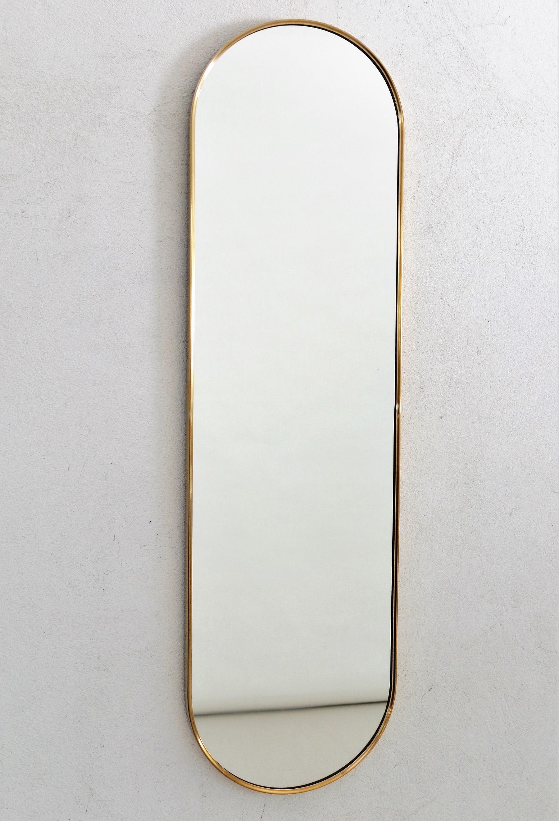 Gorgeous long oval wall mirror of the Italian 1970s with elegant brass frame.
The mirror is in very good vintage condition.
Due to its big size excellent for the entryway or dressing room.