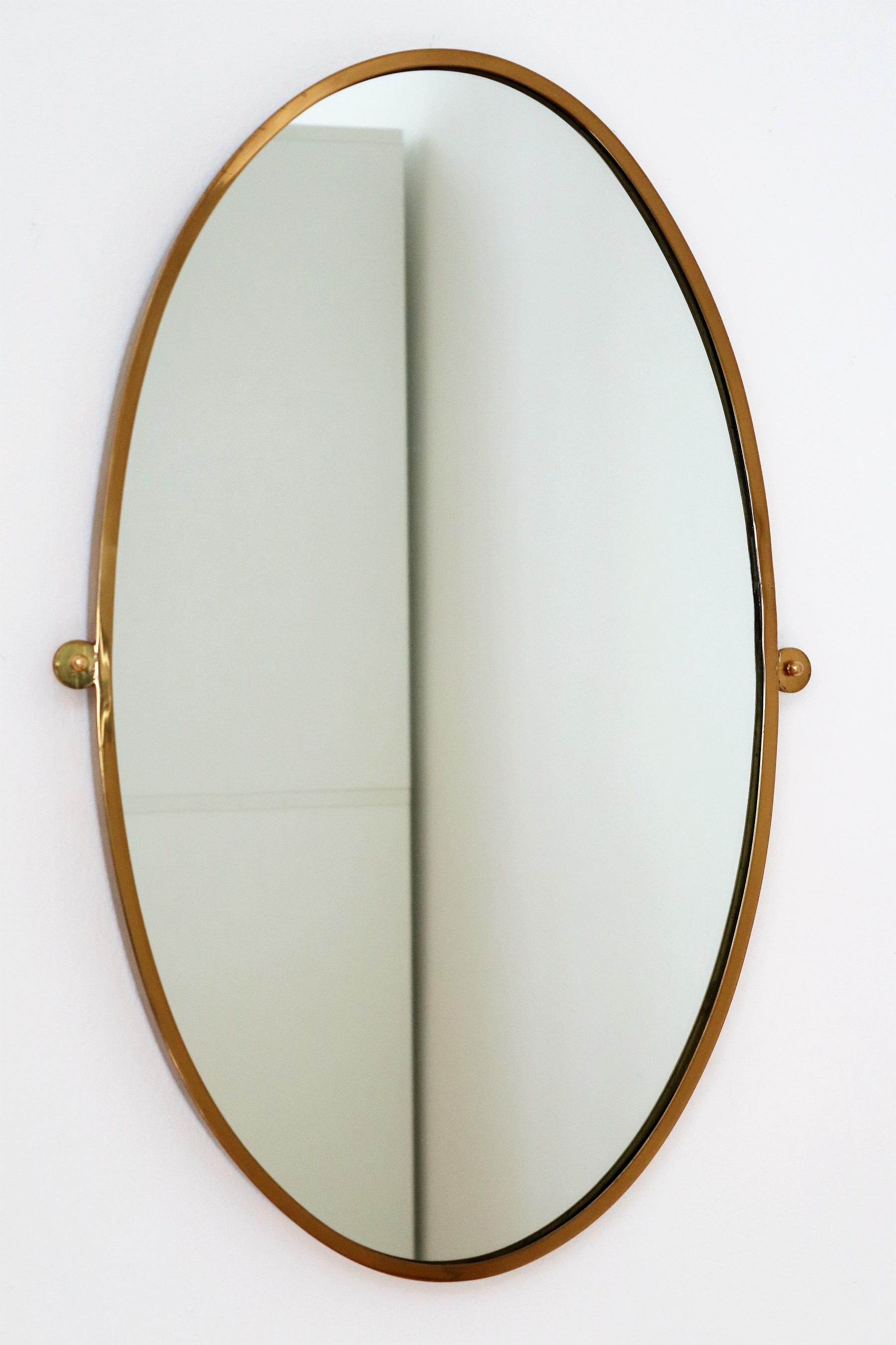 Beautiful Italian mid-century wall mirror with original brass frame with playful details at both sides, also made of brass.
The brass frame is shiny, of thick brass and very elegant. Excellent craftsmanship.
Made in Italy in the 1970s.
The wall