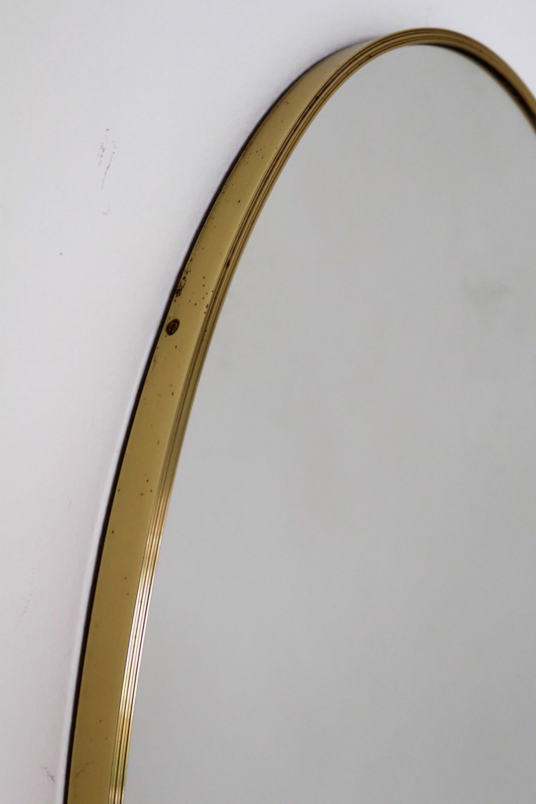 Italian Midcentury Oval Wall Mirror with Golden Frame and Brass Details, 1960 In Good Condition In Morazzone, Varese