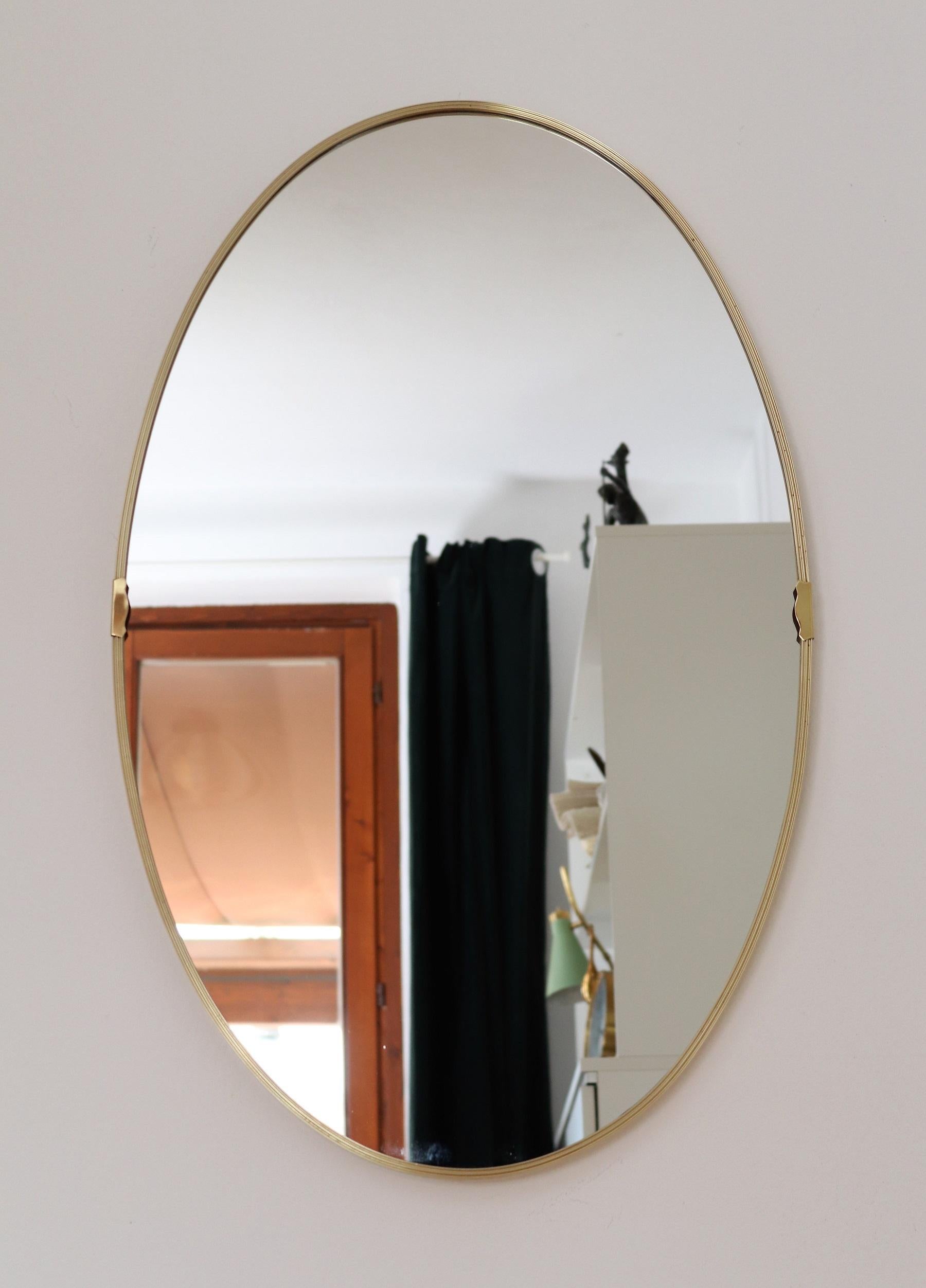 Mid-20th Century Italian Midcentury Oval Wall Mirror with Golden Frame and Brass Details, 1960