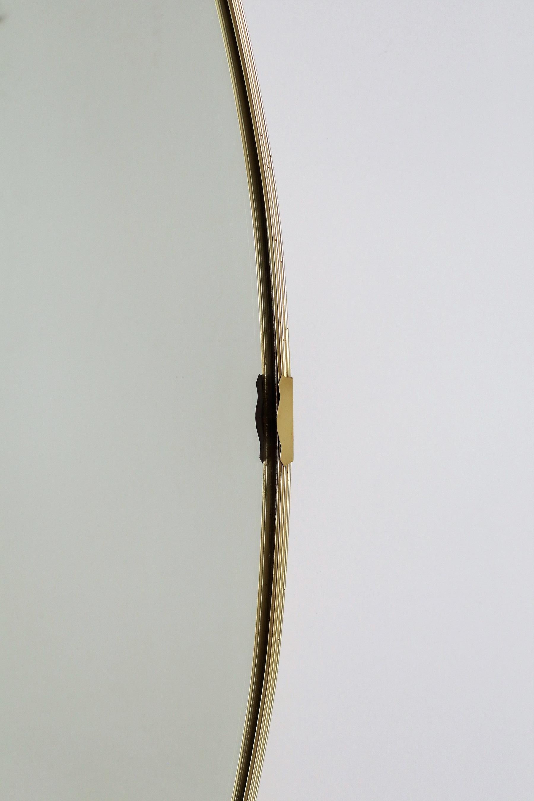 Italian Midcentury Oval Wall Mirror with Golden Frame and Brass Details, 1960 2