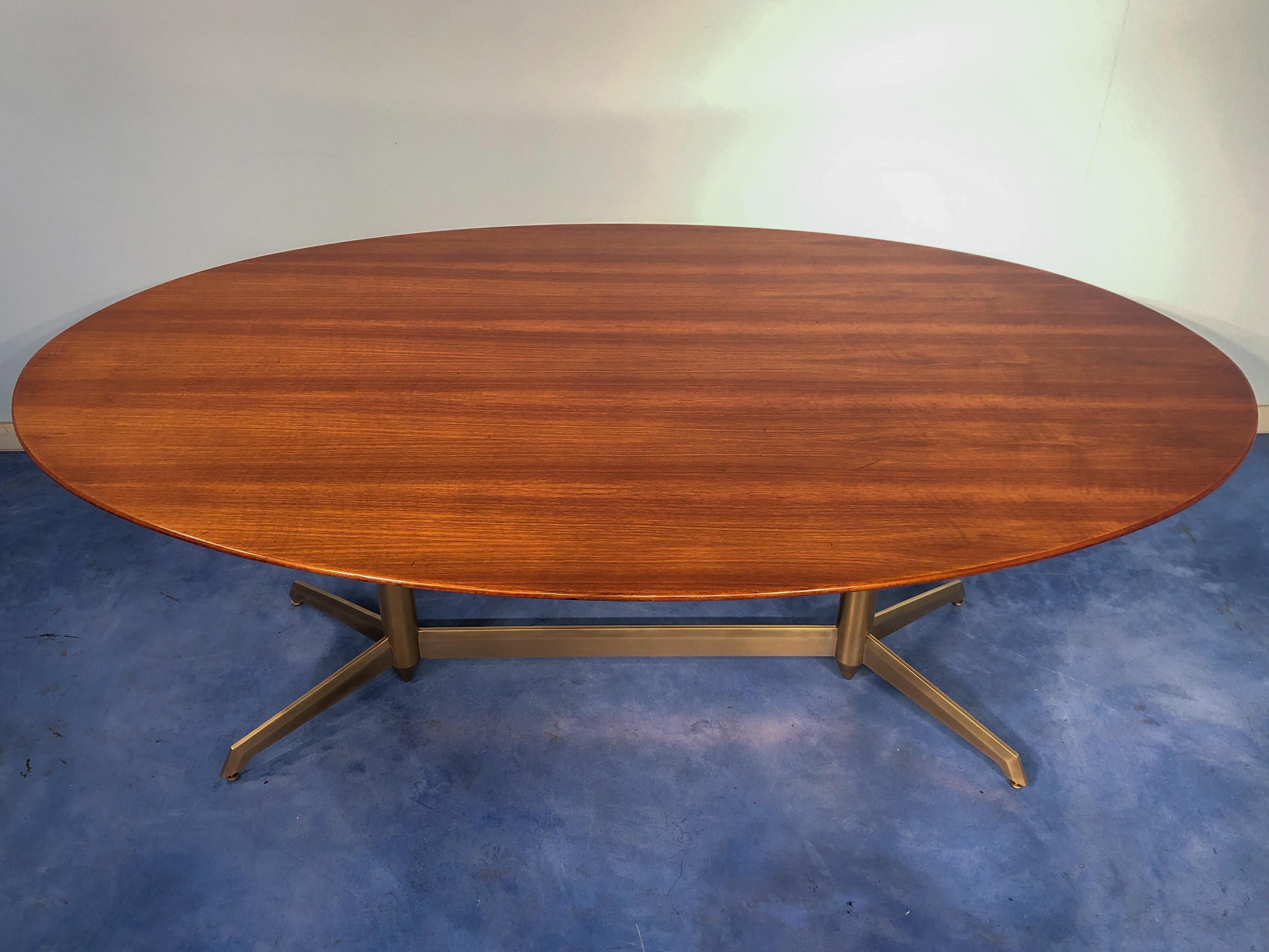 Italian Midcentury Oval Walnut Dining Table, 1950s In Good Condition In Traversetolo, IT