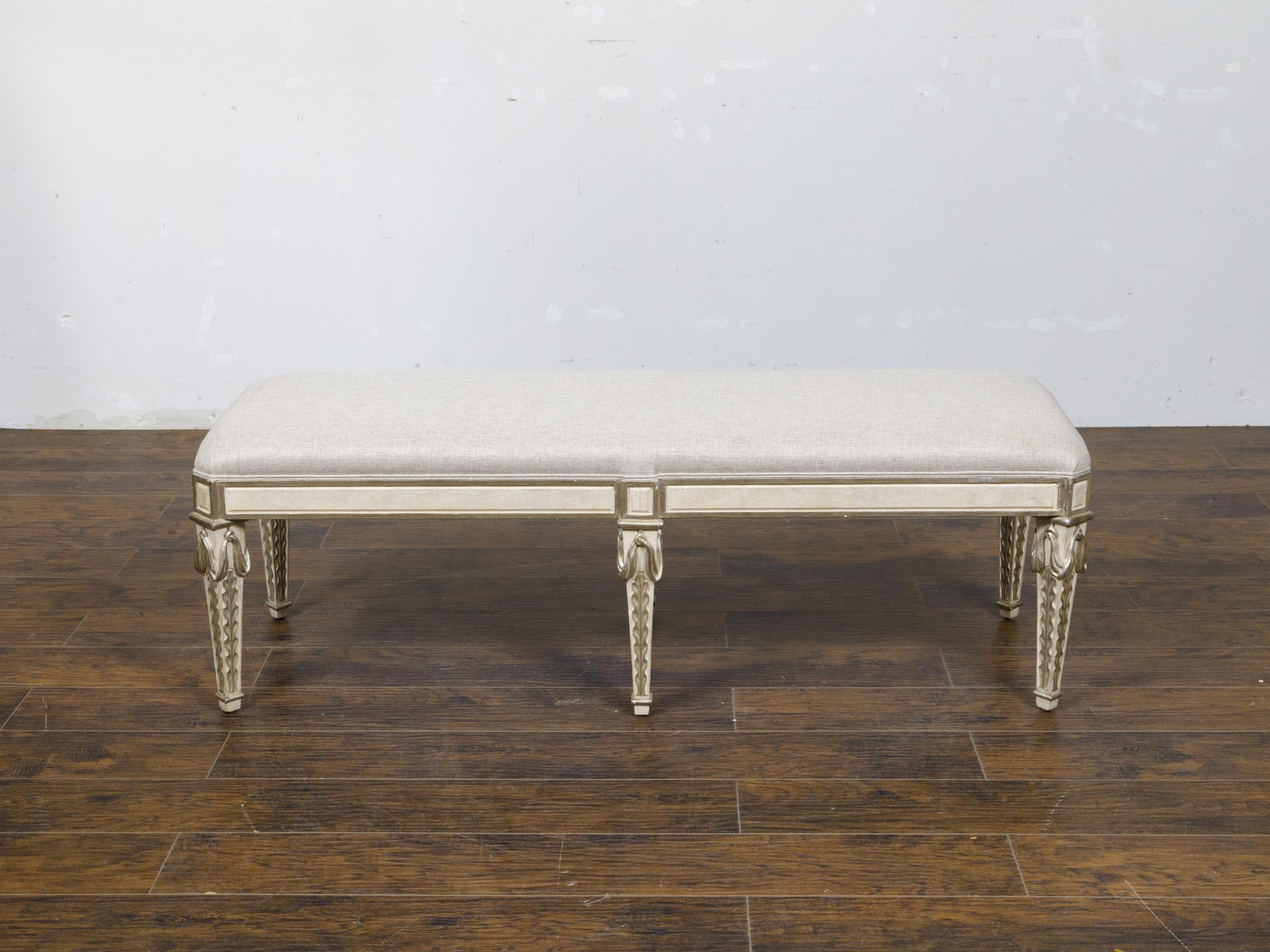 Panca italiana del Medioevo dipinta con motivi a fogliame intagliati in argento dorato, gambe affusolate e rivestimento in lino personalizzato. Questa squisita panca italiana dipinta del Medioevo incarna il perfetto connubio tra eleganza classica e