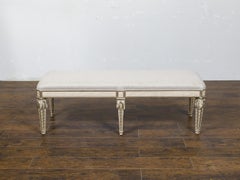 Italienische Bank aus der Mitte des Jahrhunderts, bemalt, mit geschnitzten Beinen und Polsterung aus silbernem Laub