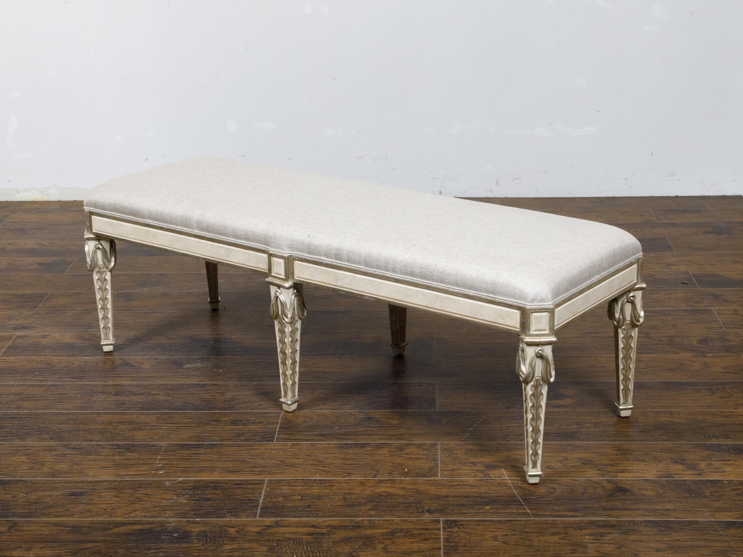 Mid-Century moderno Panchina italiana del Medioevo dipinta con gambe intagliate e tappezzeria con fogliame argentato in vendita
