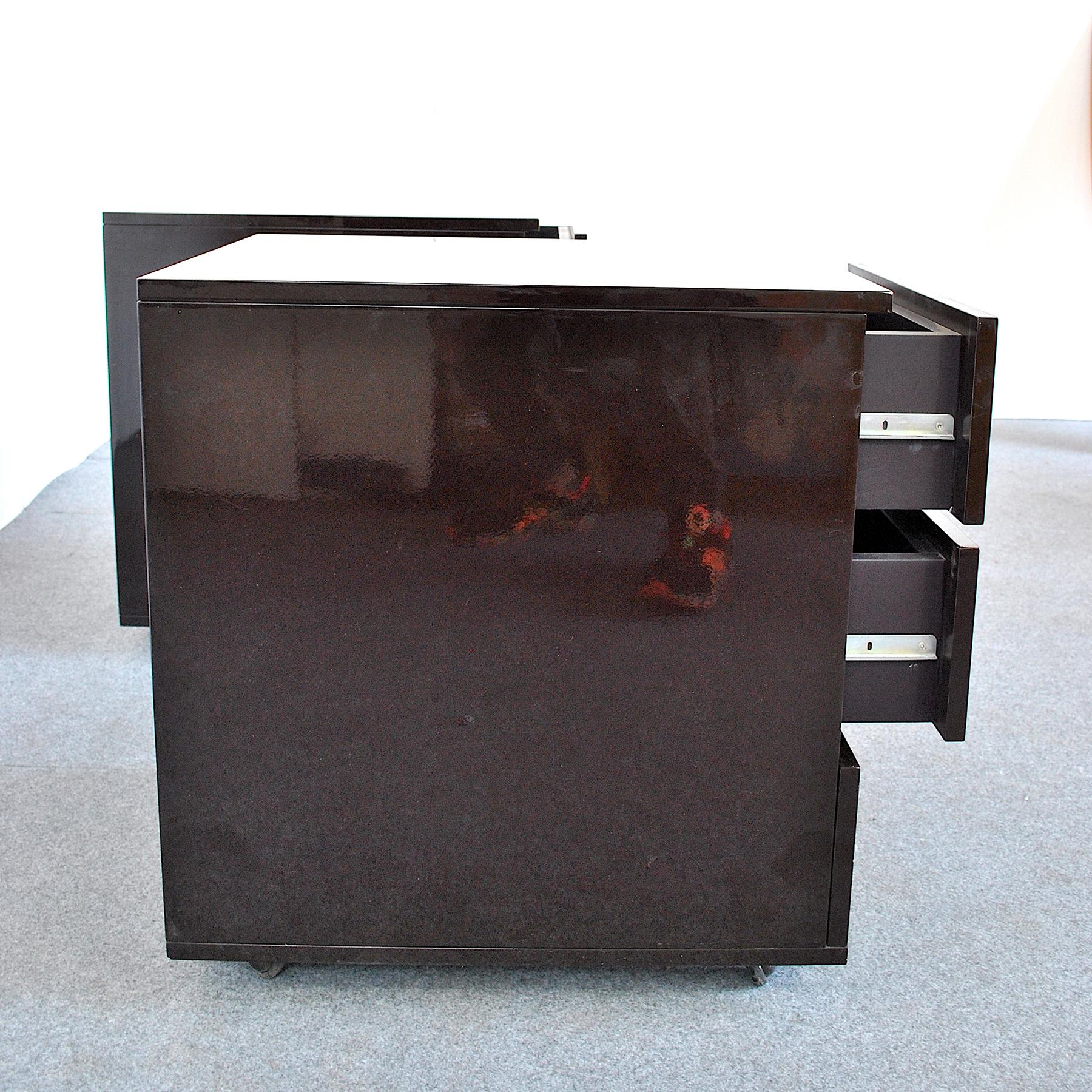 Italian Midcentury Pair of 80's Lacquered Night Stands For Sale 3