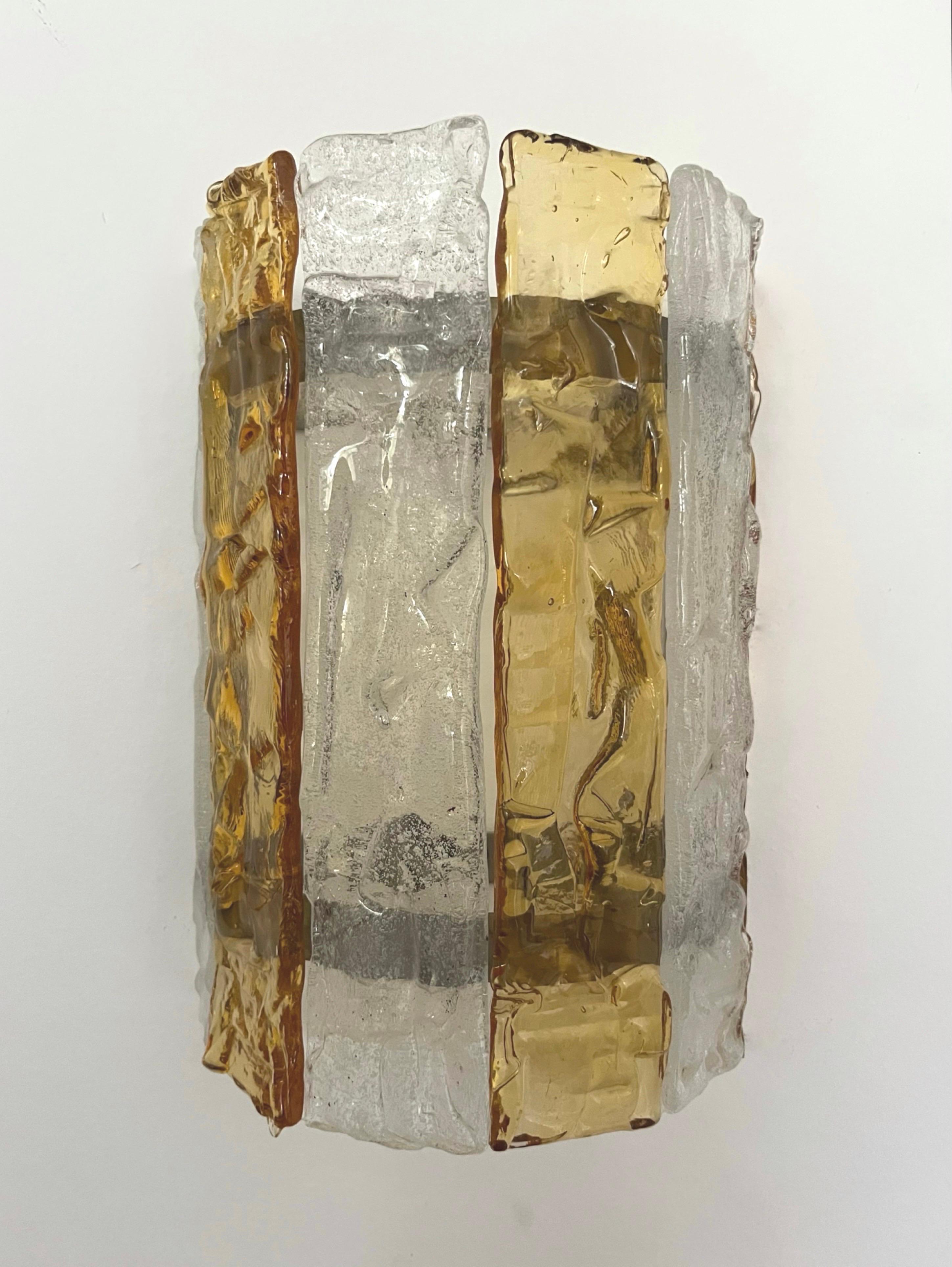Wunderschönes und hübsches Paar italienischer Wandleuchten aus bernsteinfarbenem Murano-Glas aus den 1970er Jahren. Diese Leuchten wurden in den 1970er Jahren auf der Insel Murano (Italien) von Mazzega entworfen und hergestellt.
Jede Leuchte ist mit
