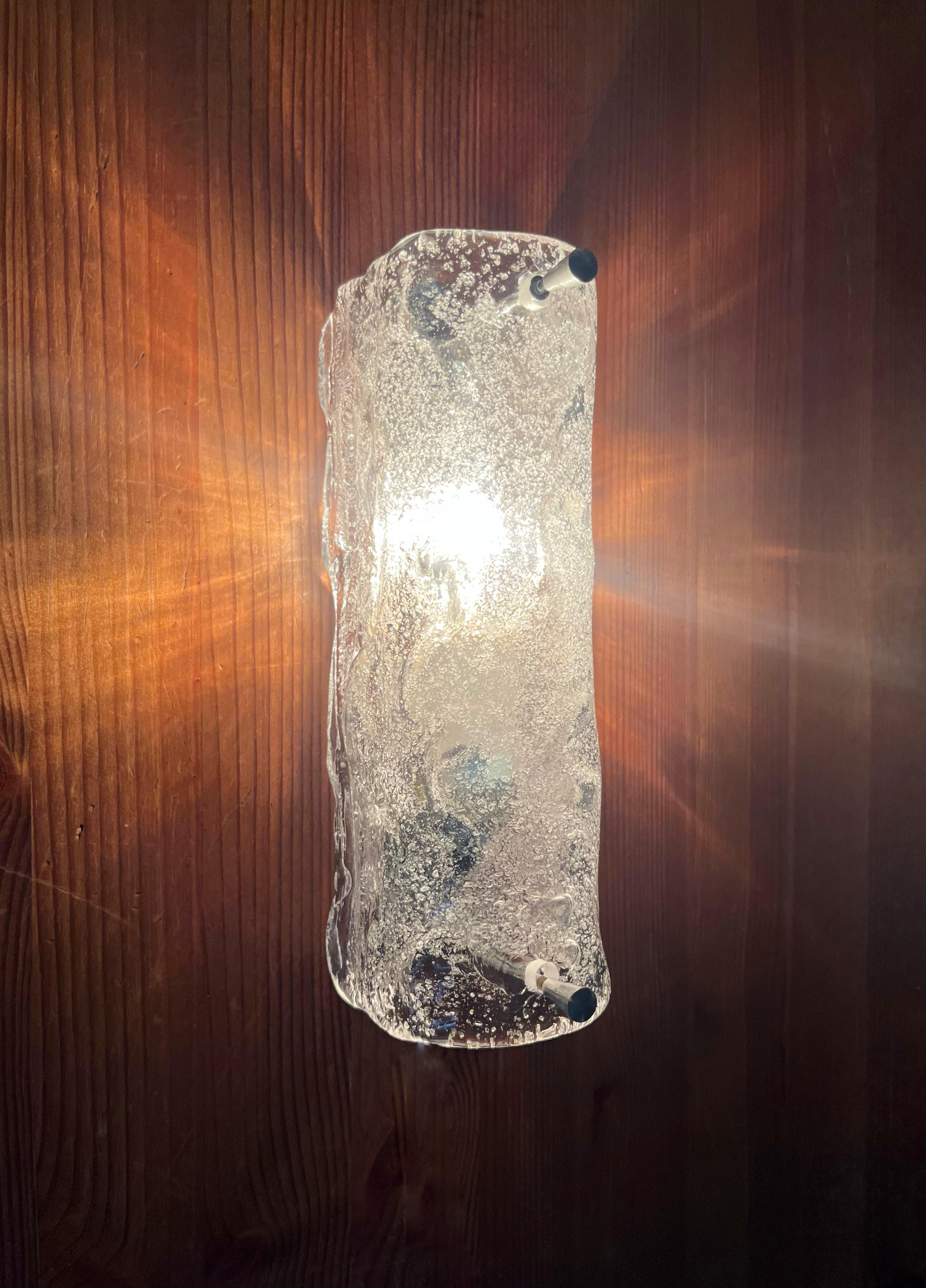 Par de apliques de cristal de Murano. Estas luminarias se diseñaron y fabricaron durante la década de 1970 en Murano, Italia. 
Nunca se han usado, el estado es Excelente.
Cada aplique está compuesto por una estructura de cristal de Murano Ice y