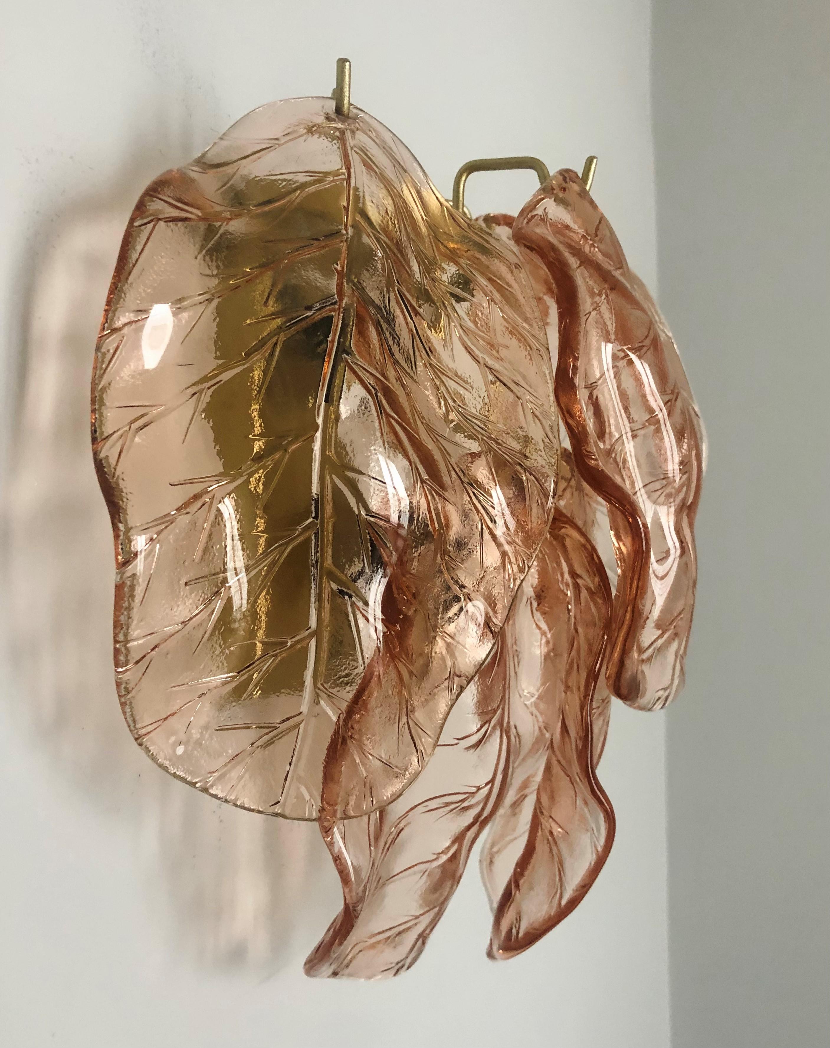 Lovely and beautiful pair of Italian pink murano leaf glass wall sconces from 1970s. These fixtures were made during the 1970s in Italy.
Each fixture is composed by 5 murano leaf glasses.
Each sconce is equipped with 2 light sockets E14. A