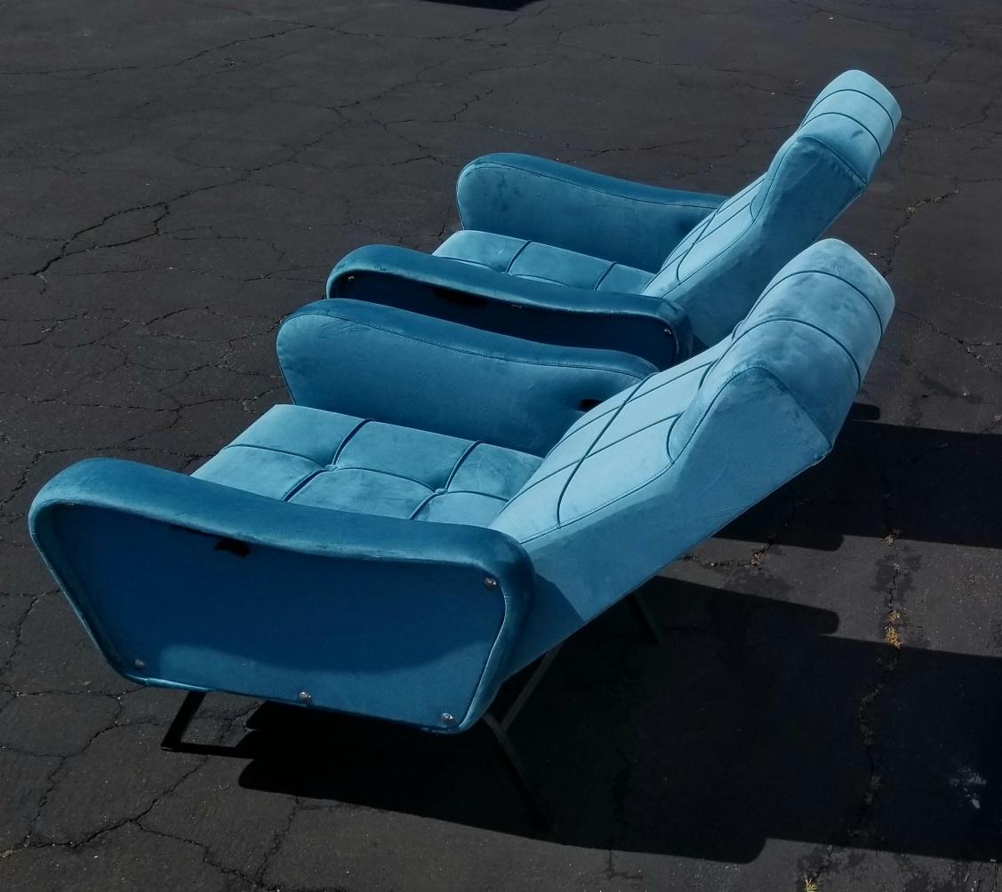 Paire de fauteuils de relaxation italiens des années 1960. Les chaises sont remises à neuf et retapissées en velours bleu, le mécanisme manuel est fonctionnel. Lorsque les fauteuils sont en mode d'inclinaison complète, ils mesurent 53 pouces.