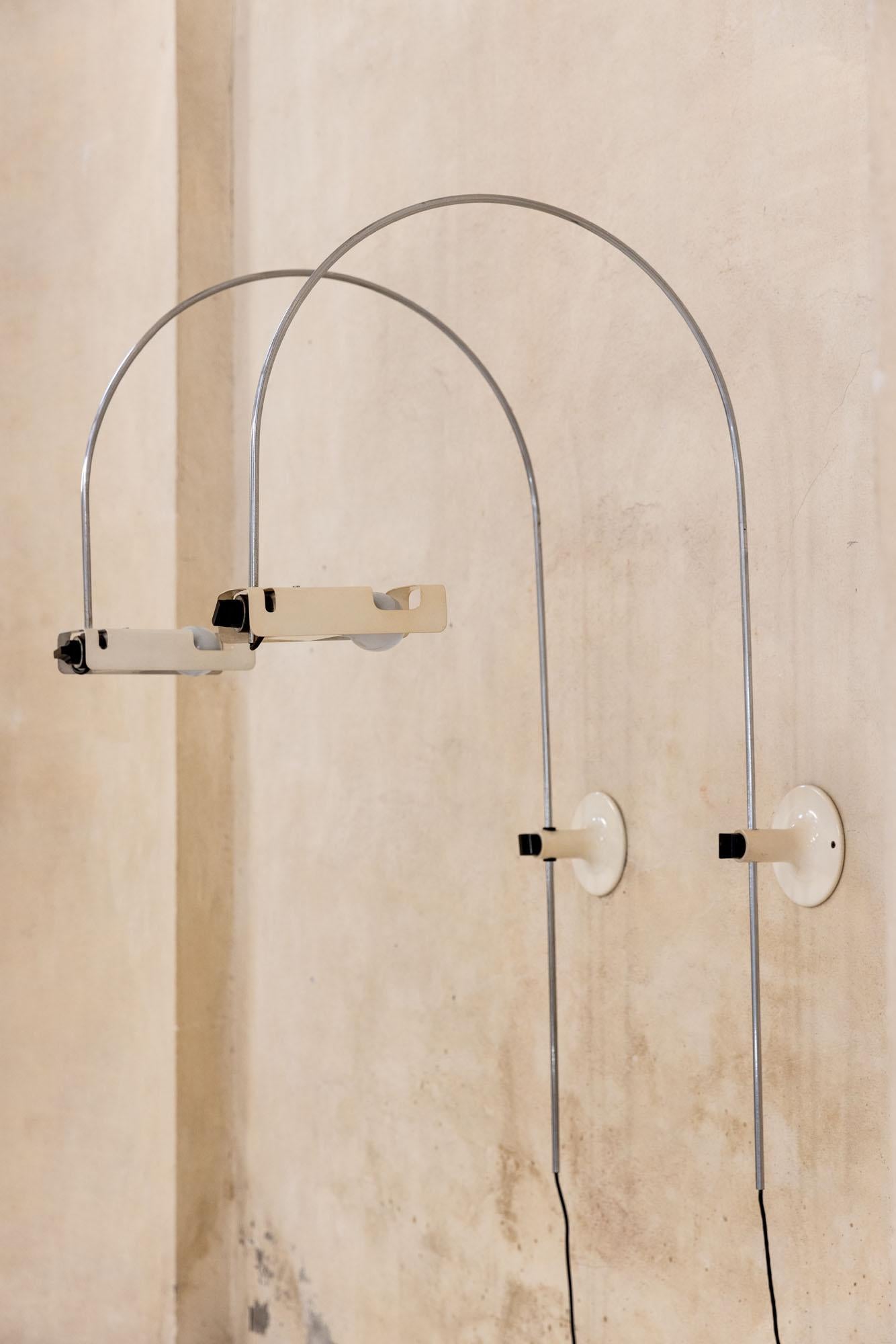 Italian midcentury pair of Spider wall lamps by Joe Colombo for Oluce For Sale 4