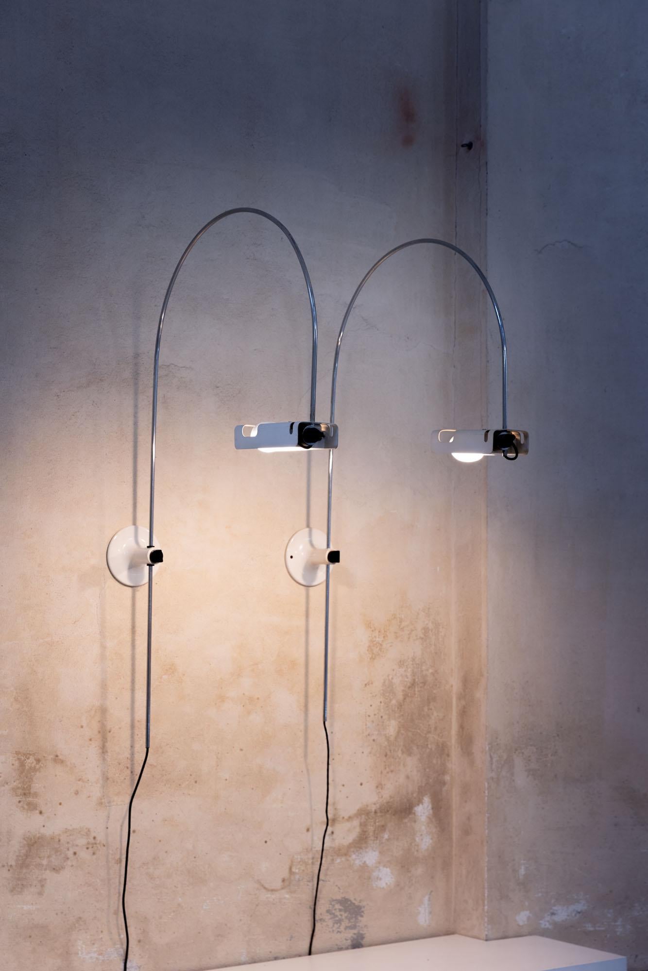 Italian midcentury pair of Spider wall lamps by Joe Colombo for Oluce In Excellent Condition For Sale In Piacenza, Italy