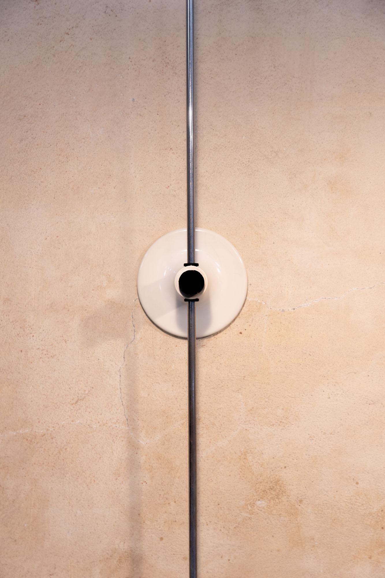 Italian midcentury pair of Spider wall lamps by Joe Colombo for Oluce For Sale 1