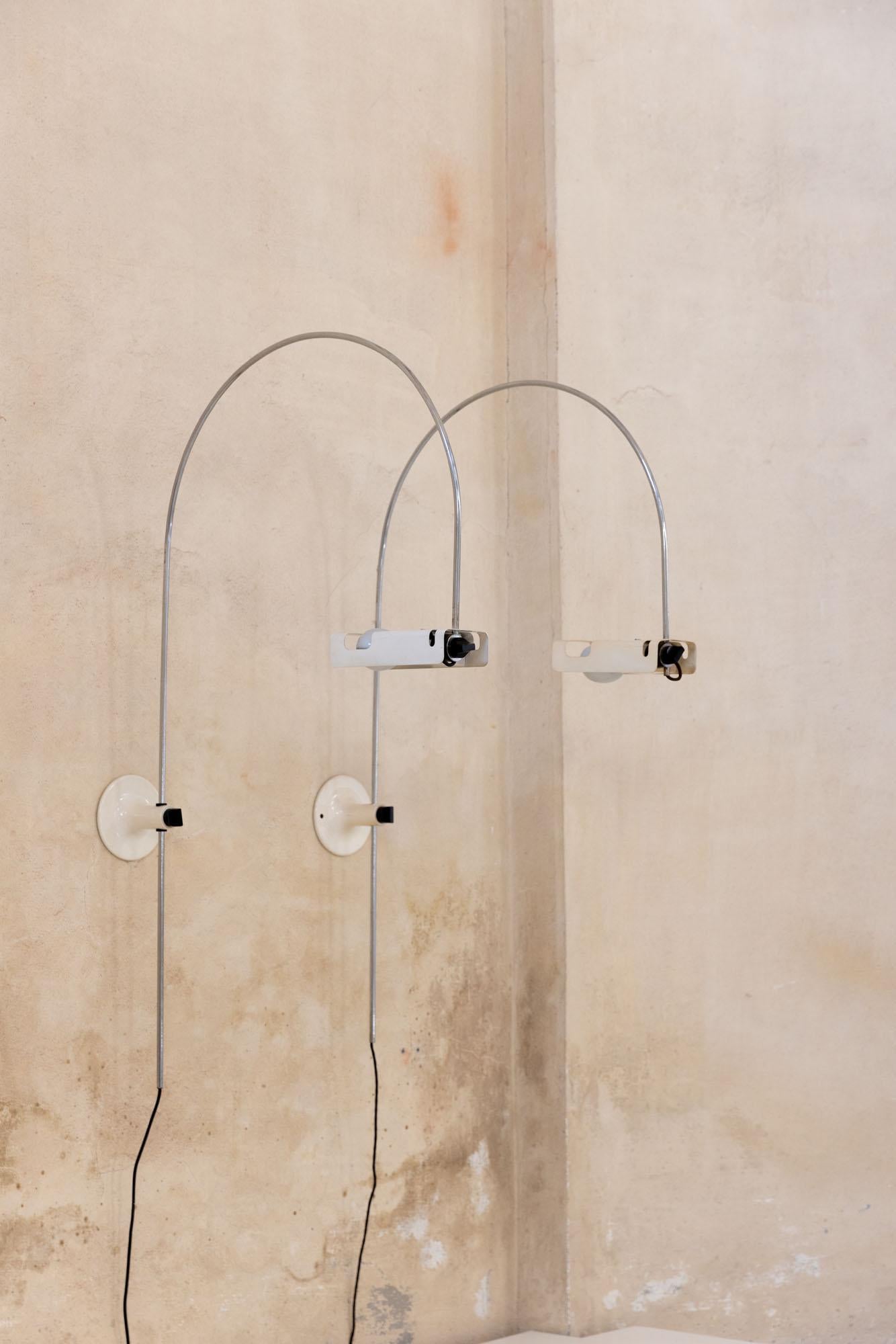 Italian midcentury pair of Spider wall lamps by Joe Colombo for Oluce For Sale 2