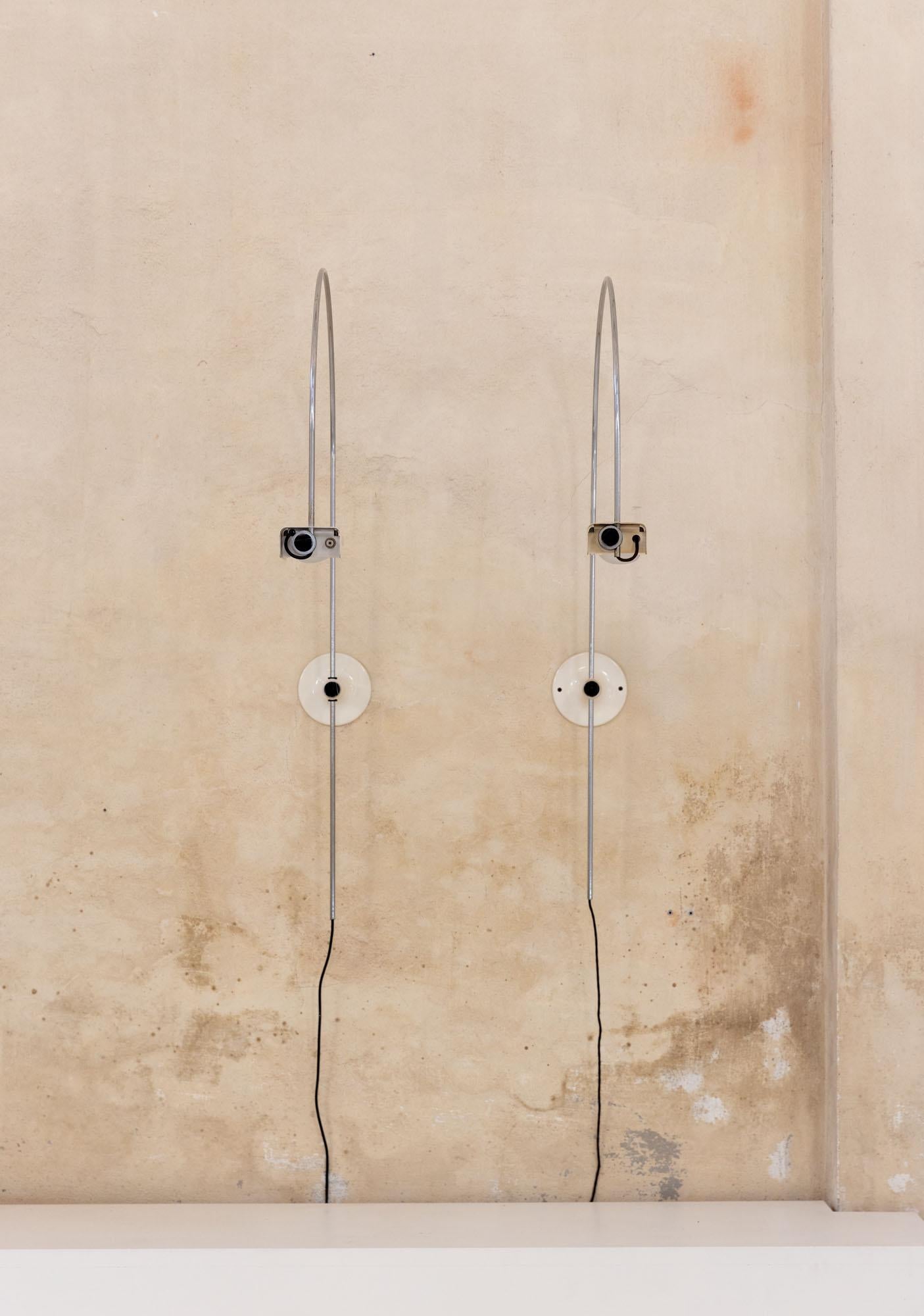 Italian midcentury pair of Spider wall lamps by Joe Colombo for Oluce For Sale 3