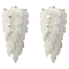 Coppia di applique italiane in vetro di Murano bianco a forma di foglia, in stile Mid-Century, firmate Mazzega, anni '70