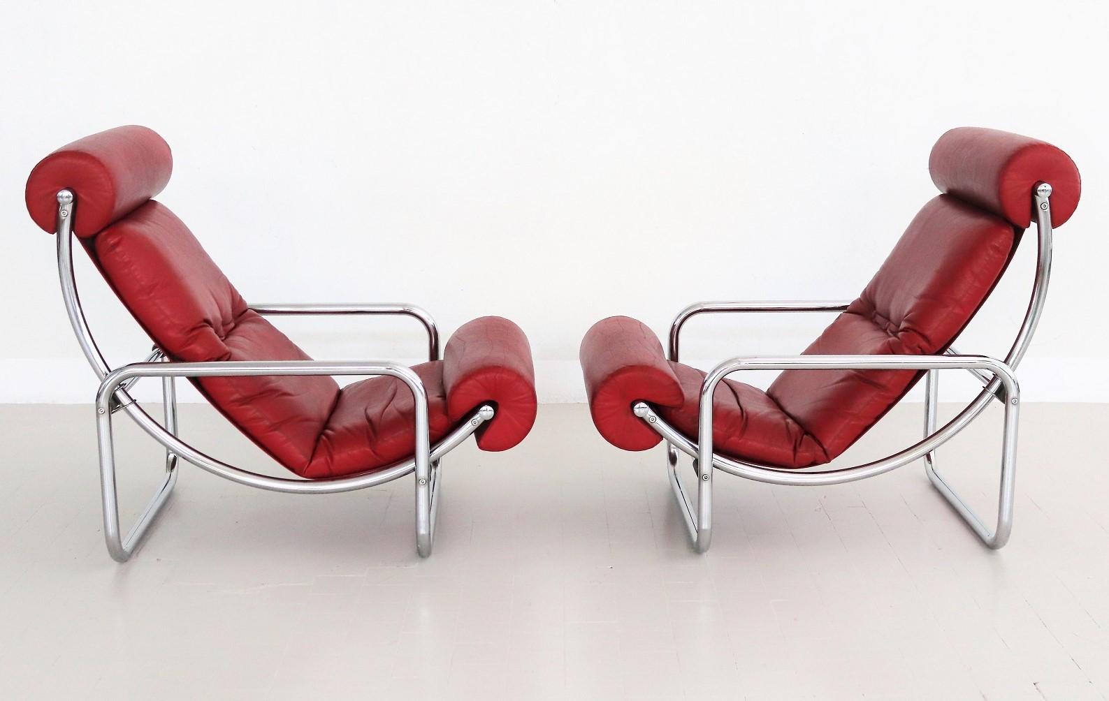 Gorgeous pair of tubular chrome lounge chairs with leatherette cushions in red color.
Made in Italy in the 1960s.
The position of the chairs can be changed by sliding the chairs up - or down. 
The given position is hold properly thanks to the