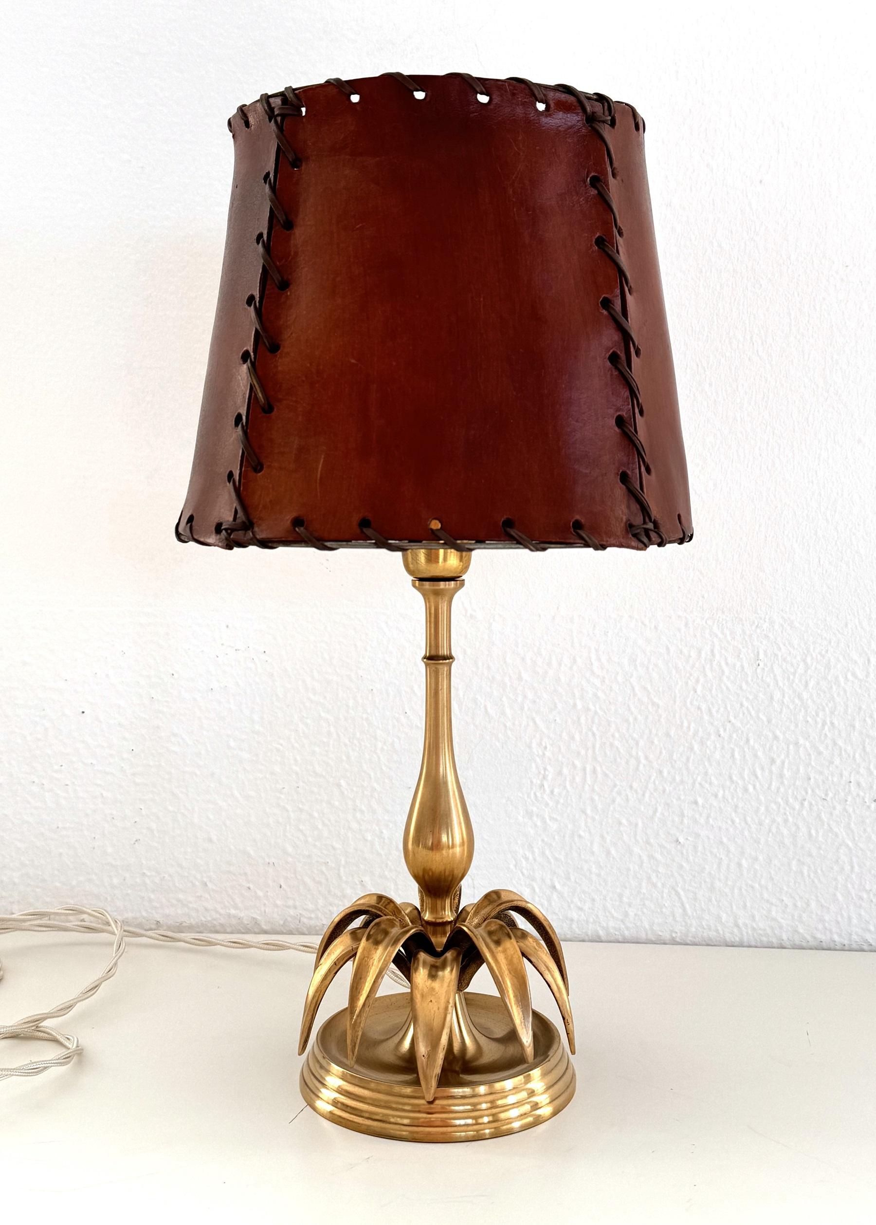 Lampe de table italienne du milieu du siècle à feuilles de palmier en laiton et abat-jour en cuir, 1970 en vente 4