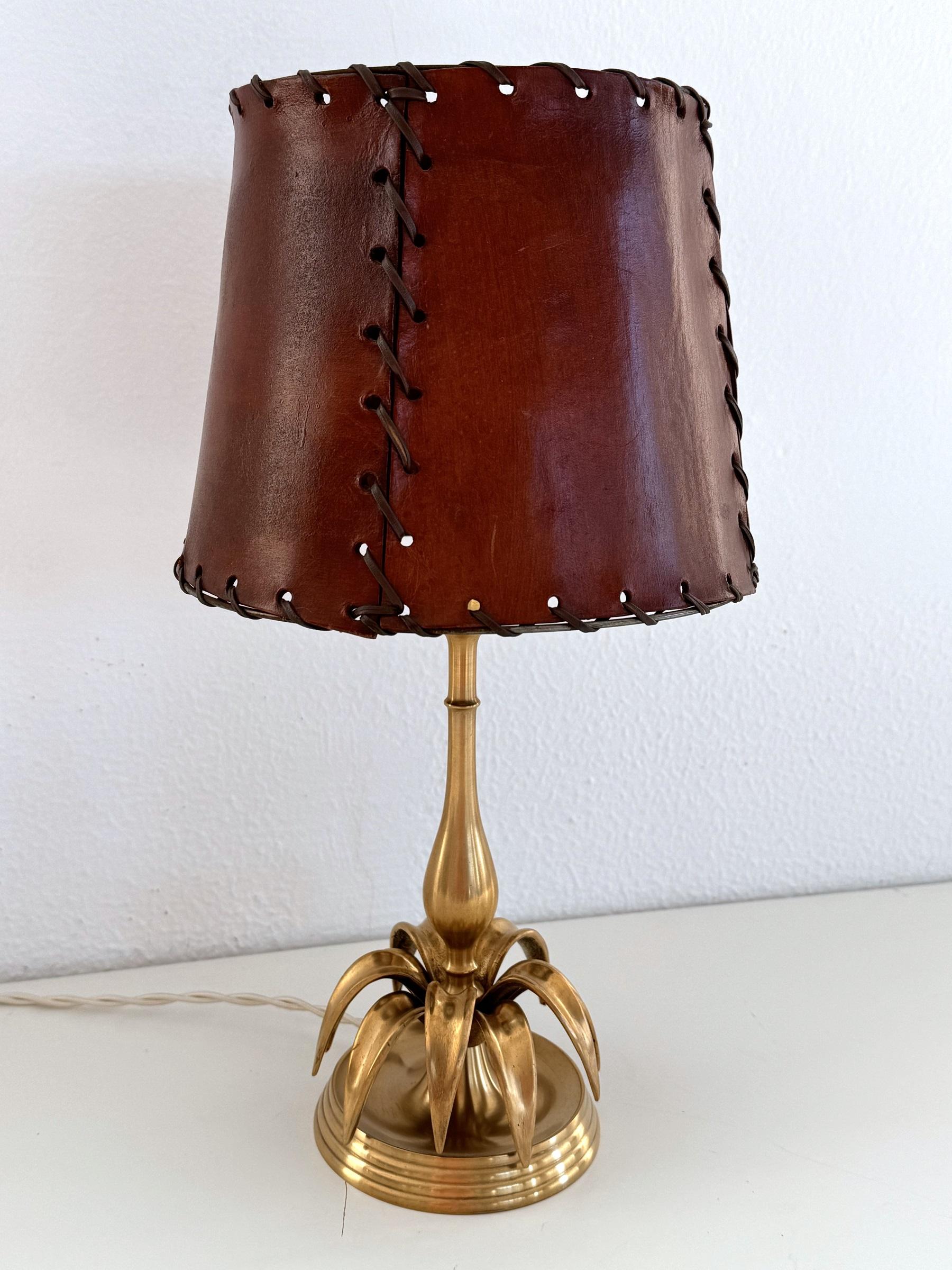 Mid-Century Modern Lampe de table italienne du milieu du siècle à feuilles de palmier en laiton et abat-jour en cuir, 1970 en vente
