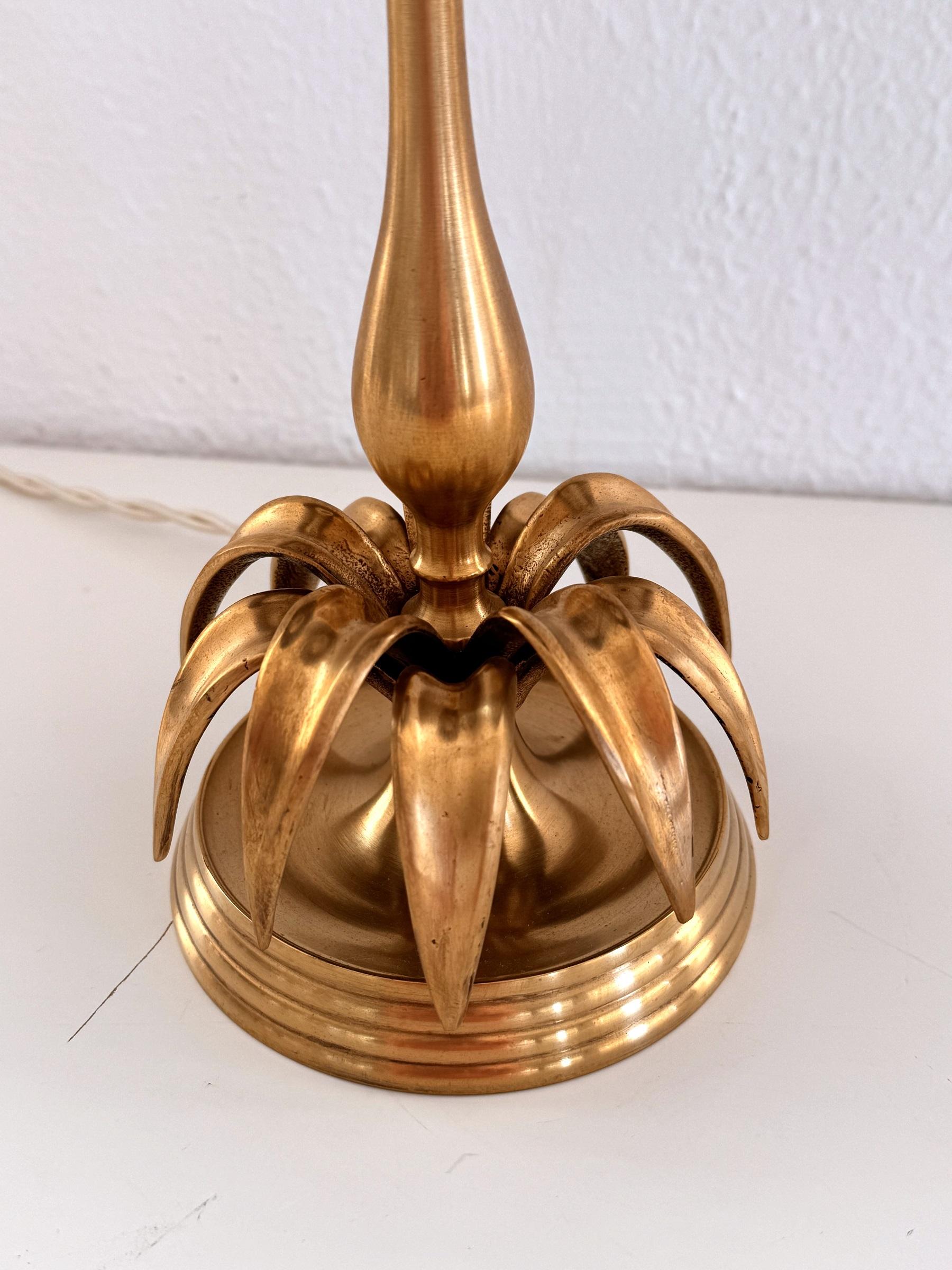 Lampe de table italienne du milieu du siècle à feuilles de palmier en laiton et abat-jour en cuir, 1970 Bon état - En vente à Morazzone, Varese